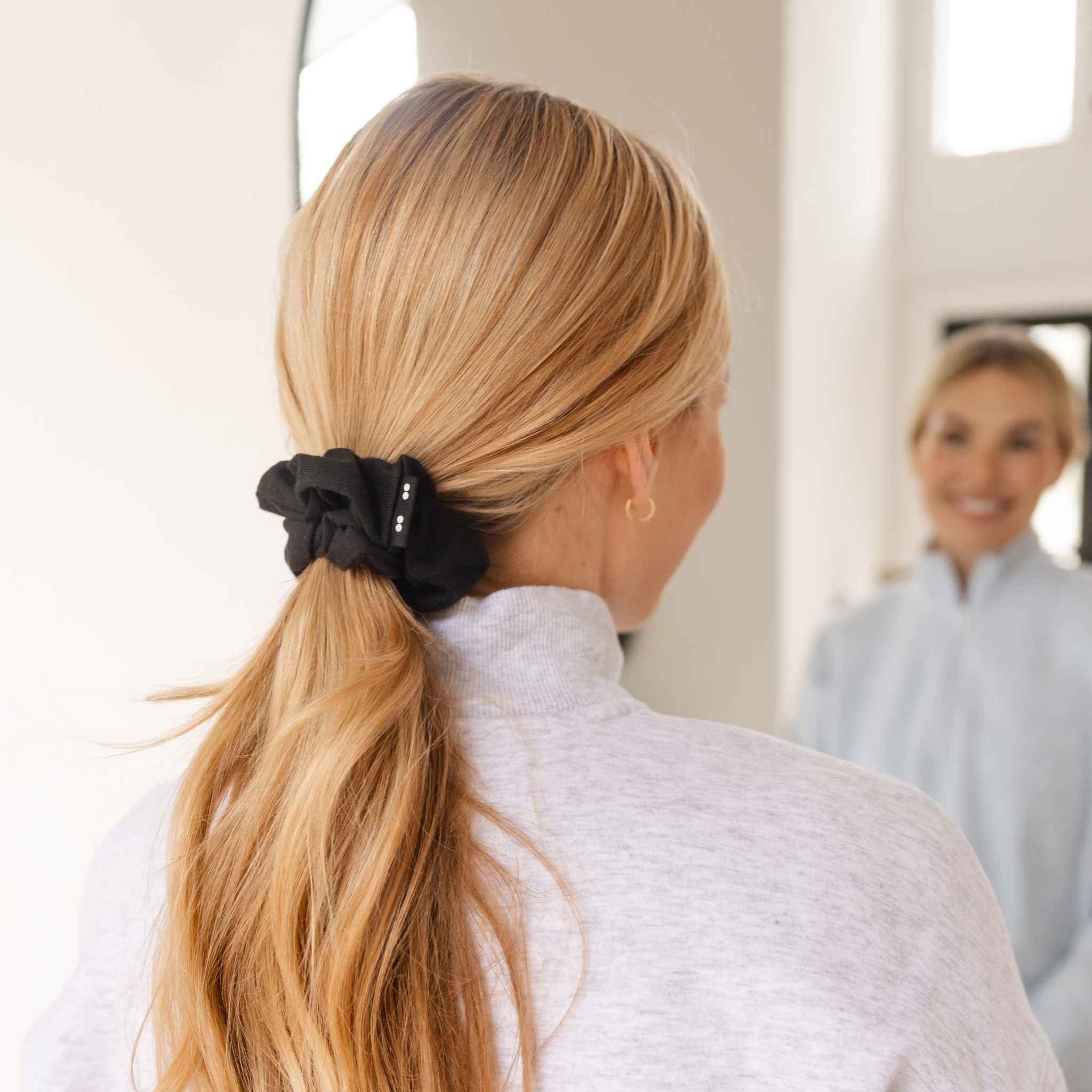 1104BSC002_BlackPlastic-FreeScrunchies_LIFESTYLE_1_blackouchlessdentlessdamage-freesoftscrunchie.jpg
