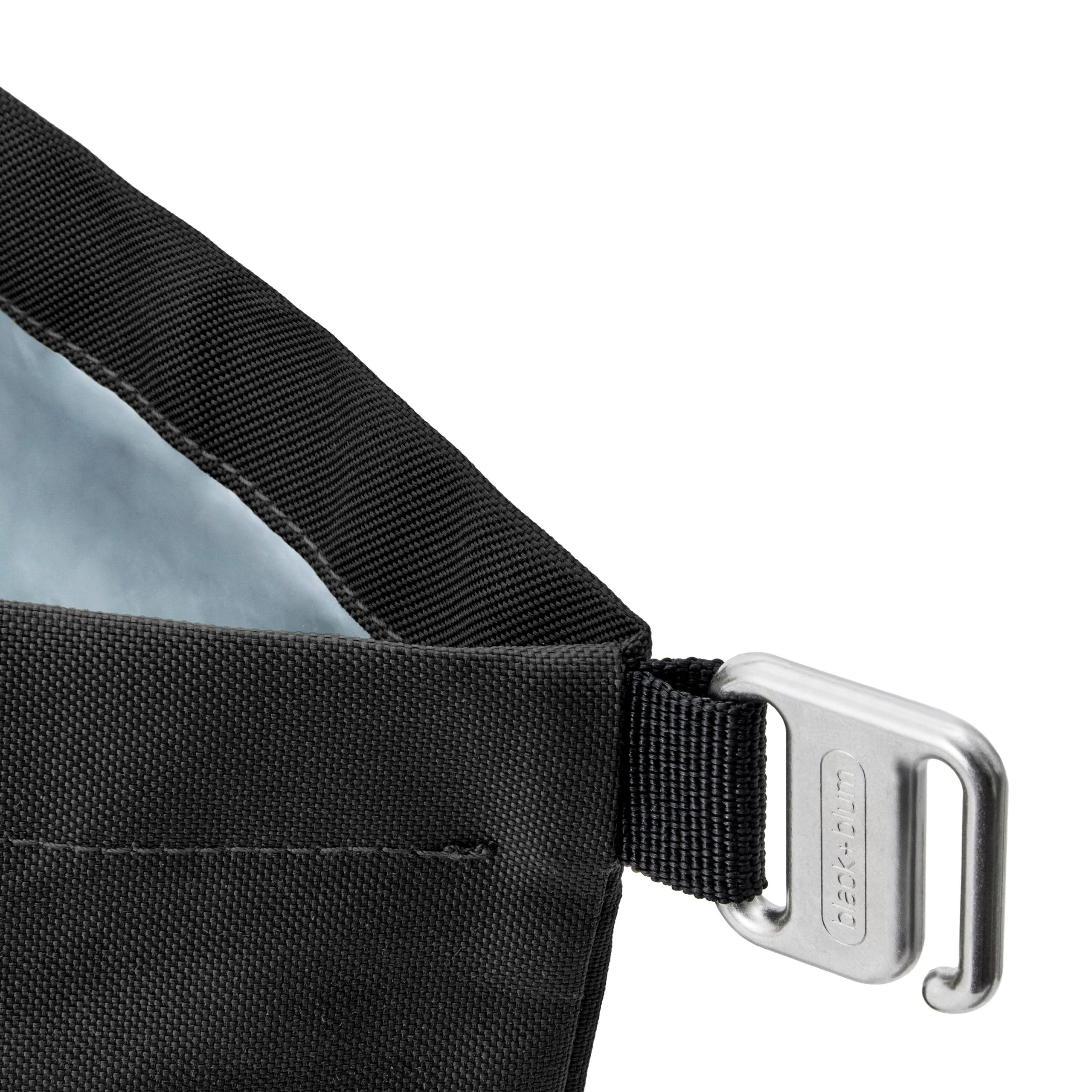 4-Blackandblum_lunchbag_black_detail.jpg