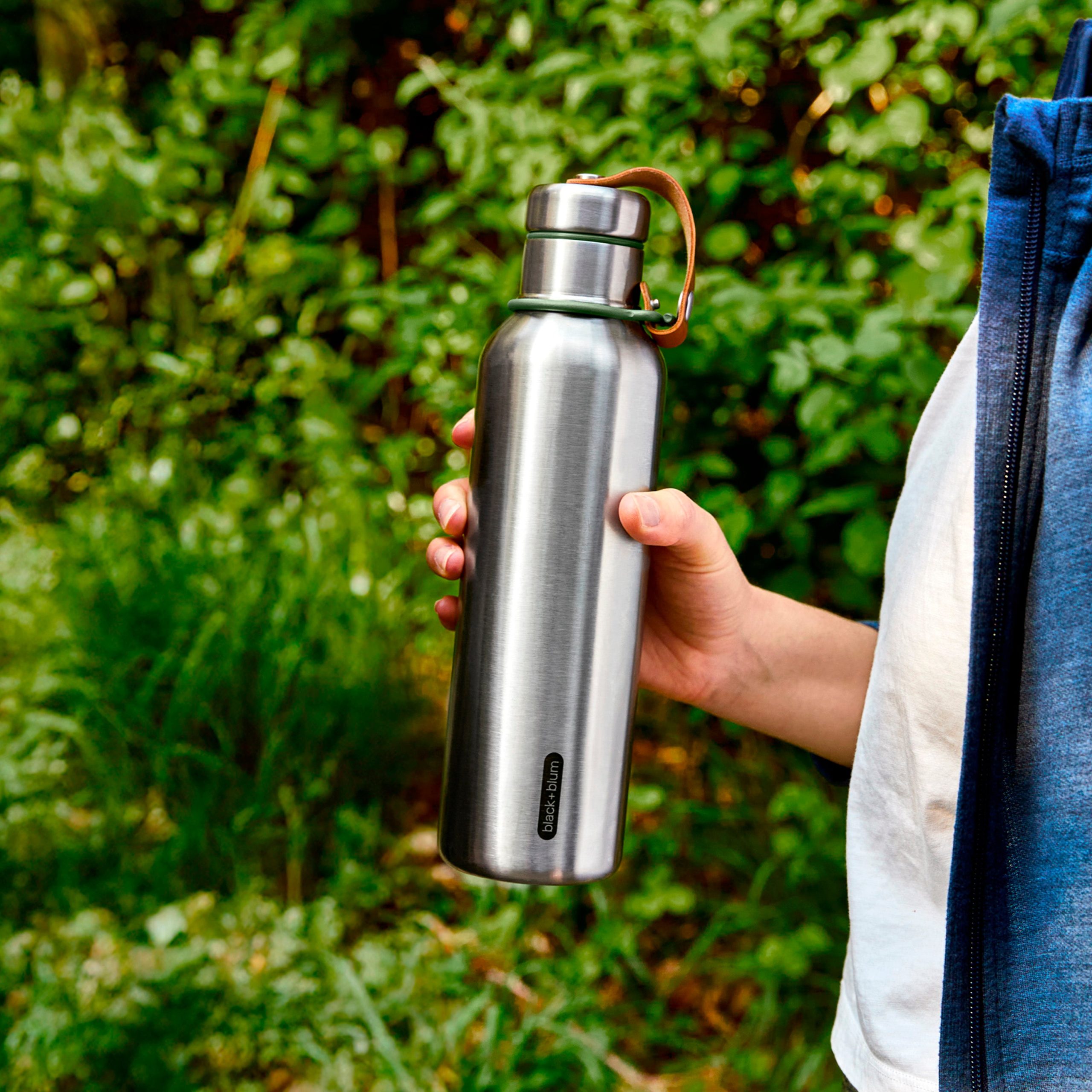 5_Blackandblum_insulatedwaterbottle_large_olive_lifestyle.jpg