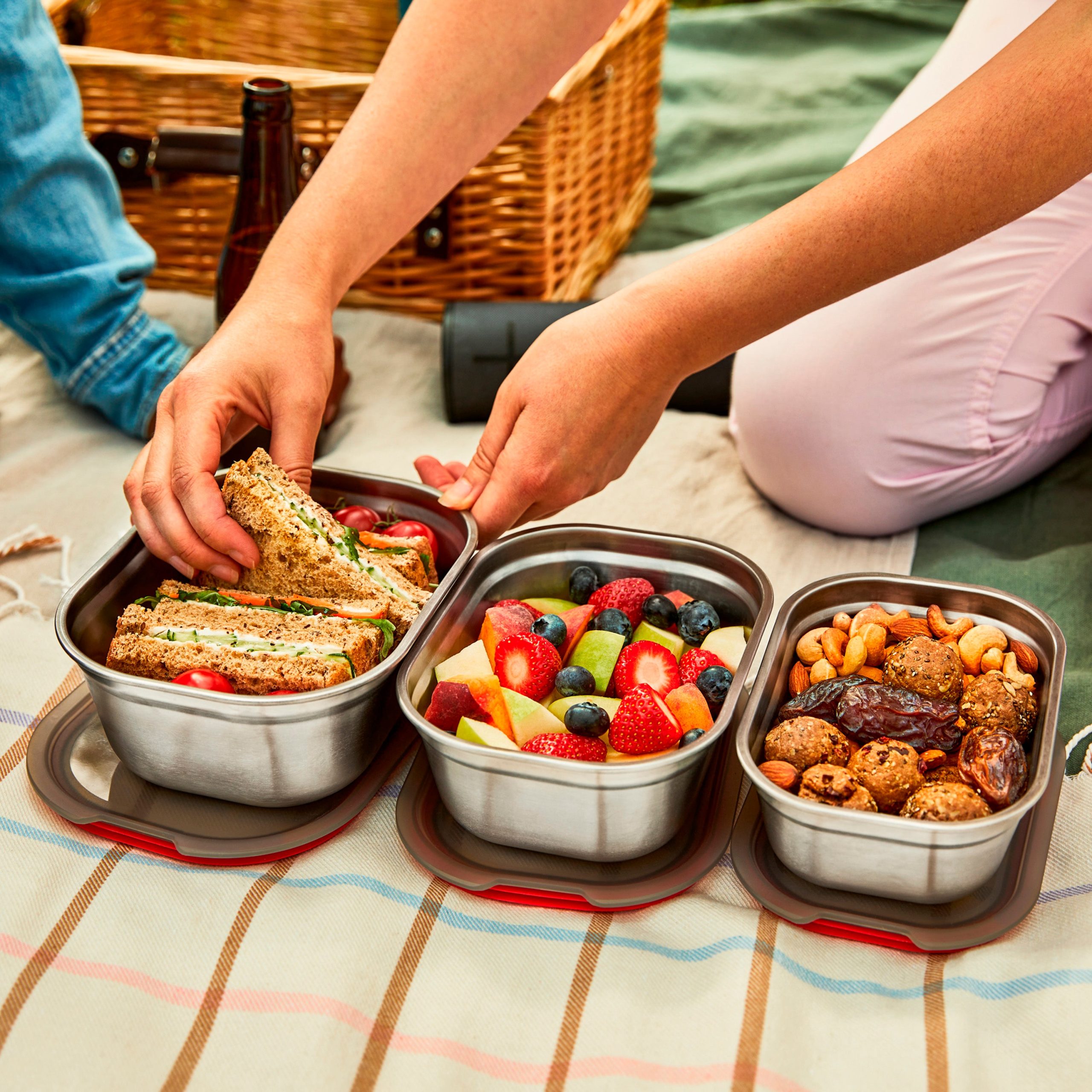 5_Blackandblum_multifunctionfoodboxmixed_s-m-l_lifestyle2.jpg