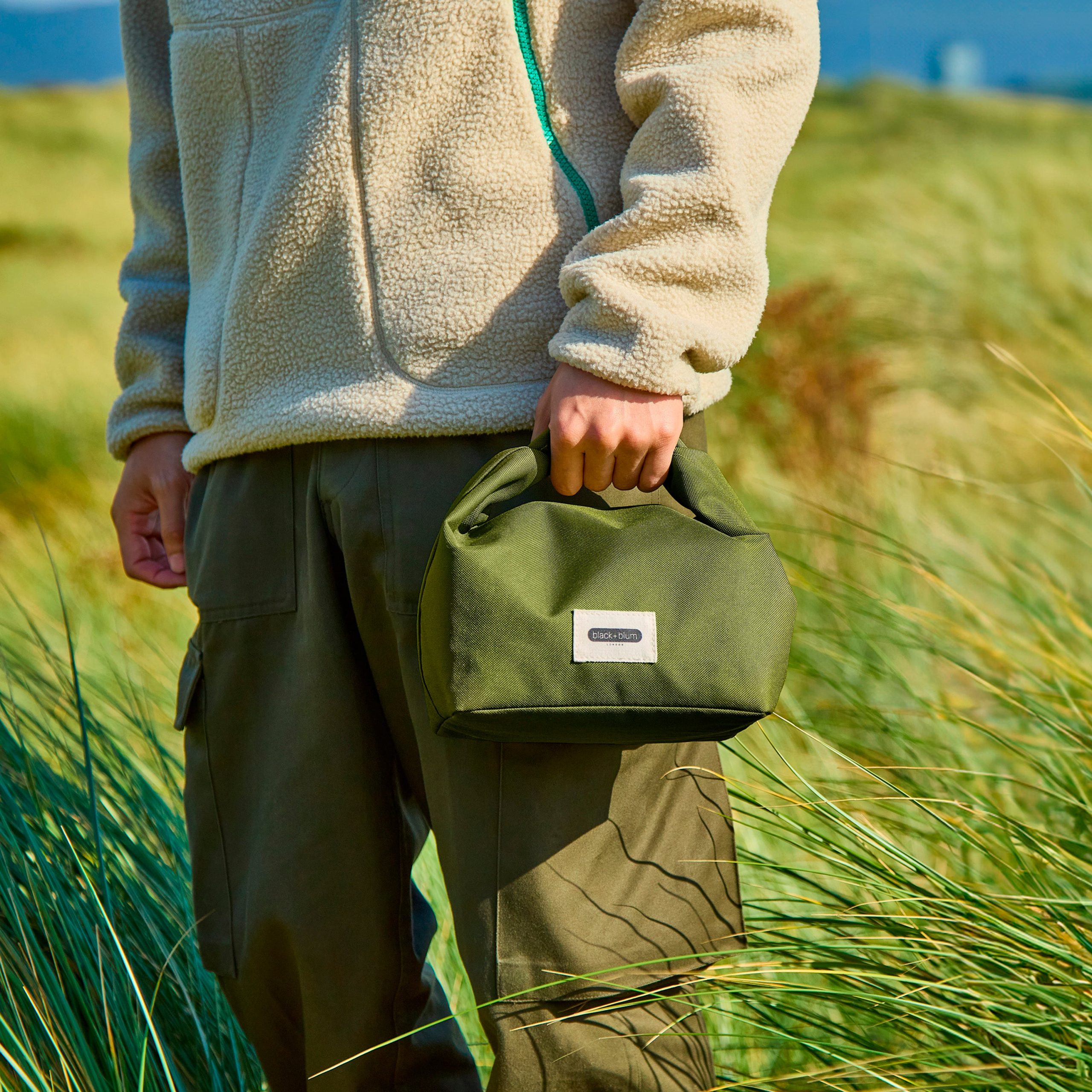 6_Blackandblum_lunchbag_moss_lifestyle.jpg