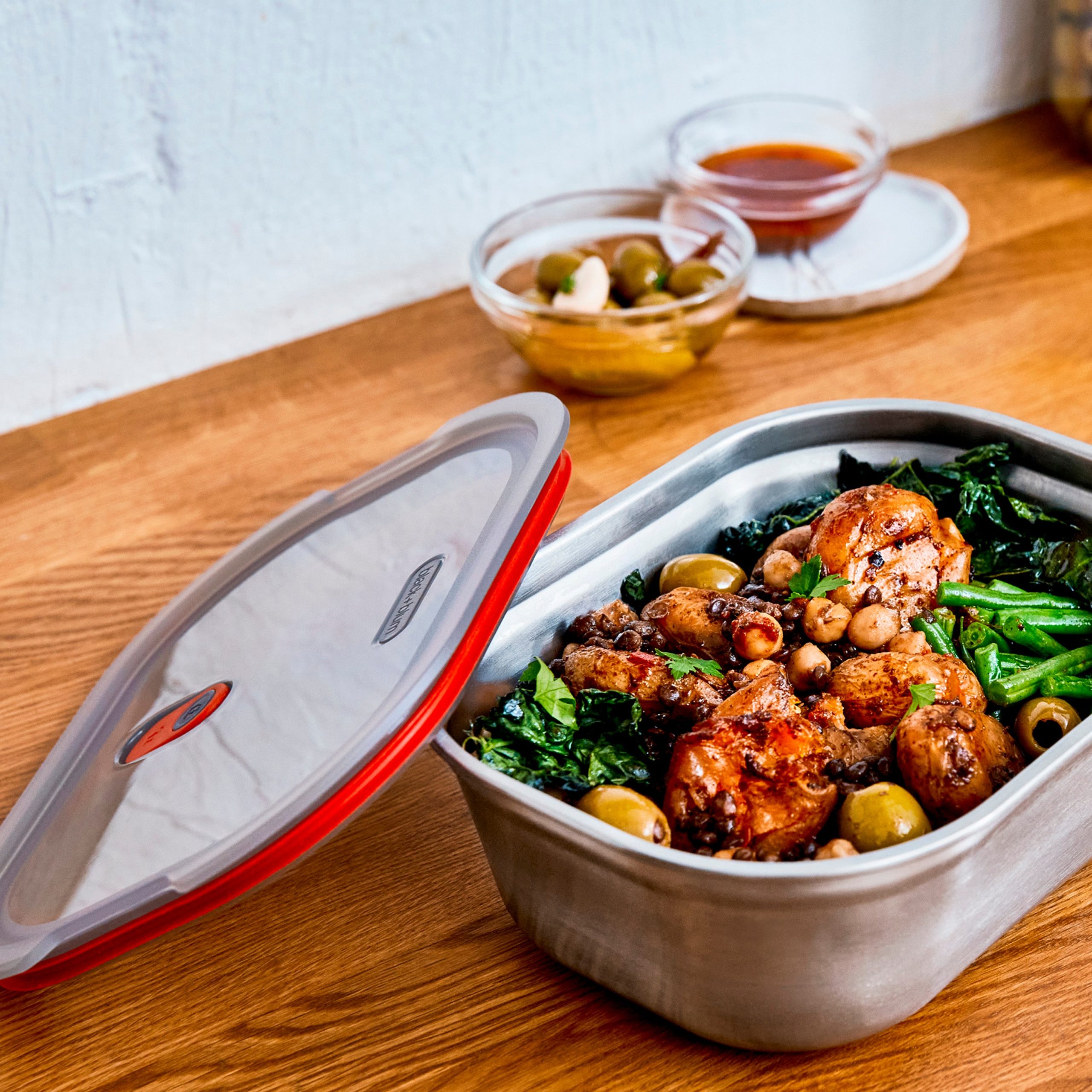 6_Blackandblum_steel_food_box_medium_lifestyle_3.jpg