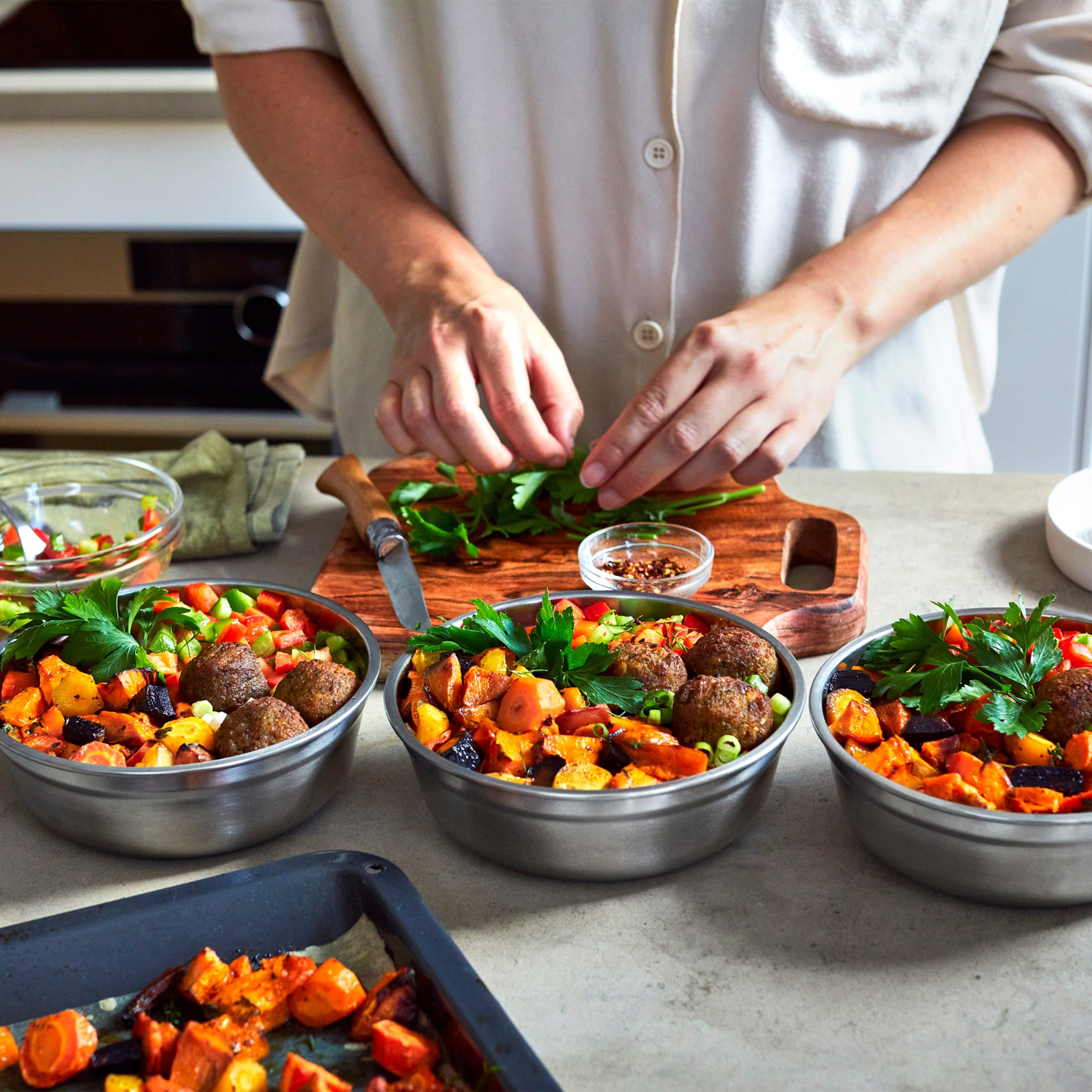 6_Blackandblum_steelfoodbowl_large_3.jpg