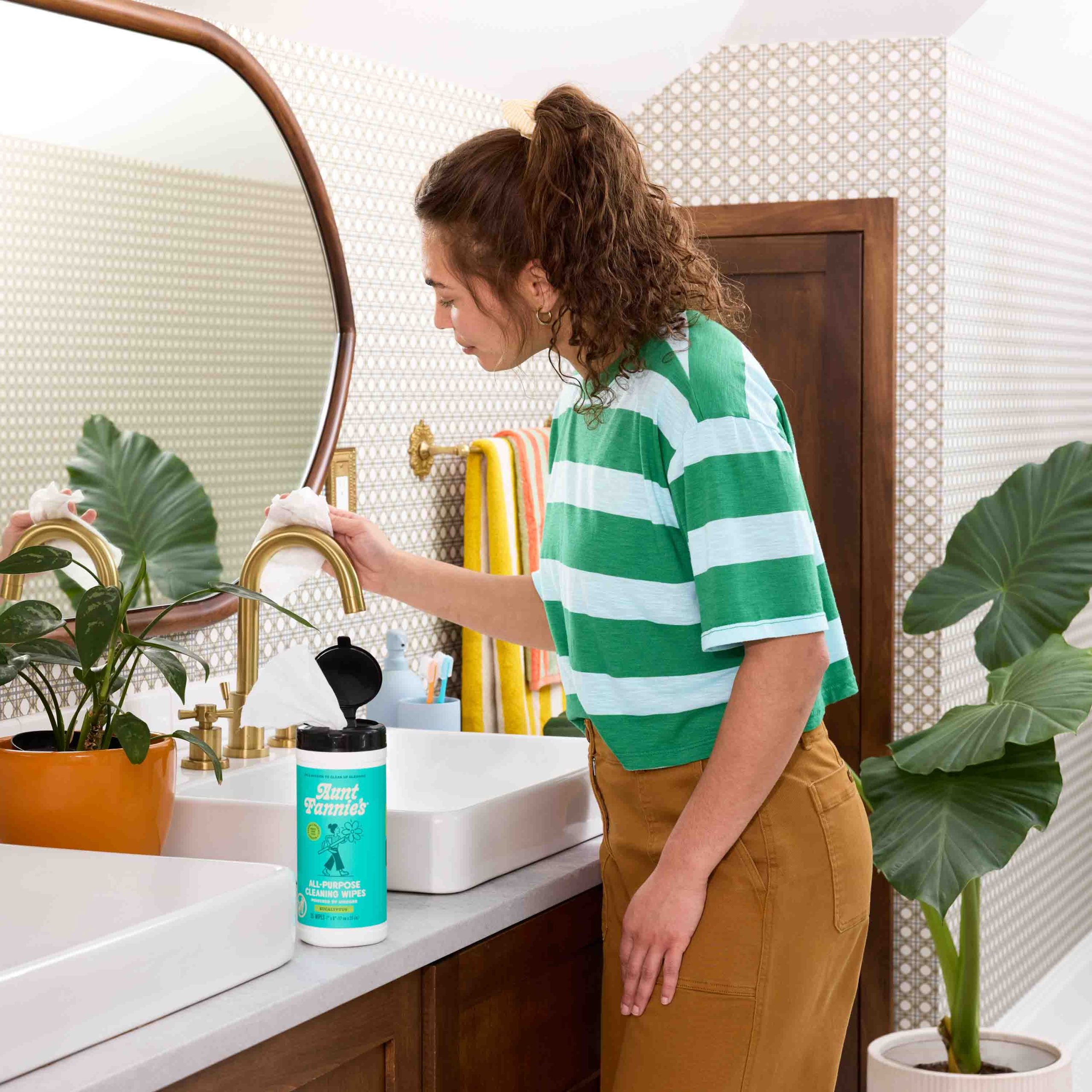 AF_CleaningWipes_Eucalyptus_Lifestyle1.jpg