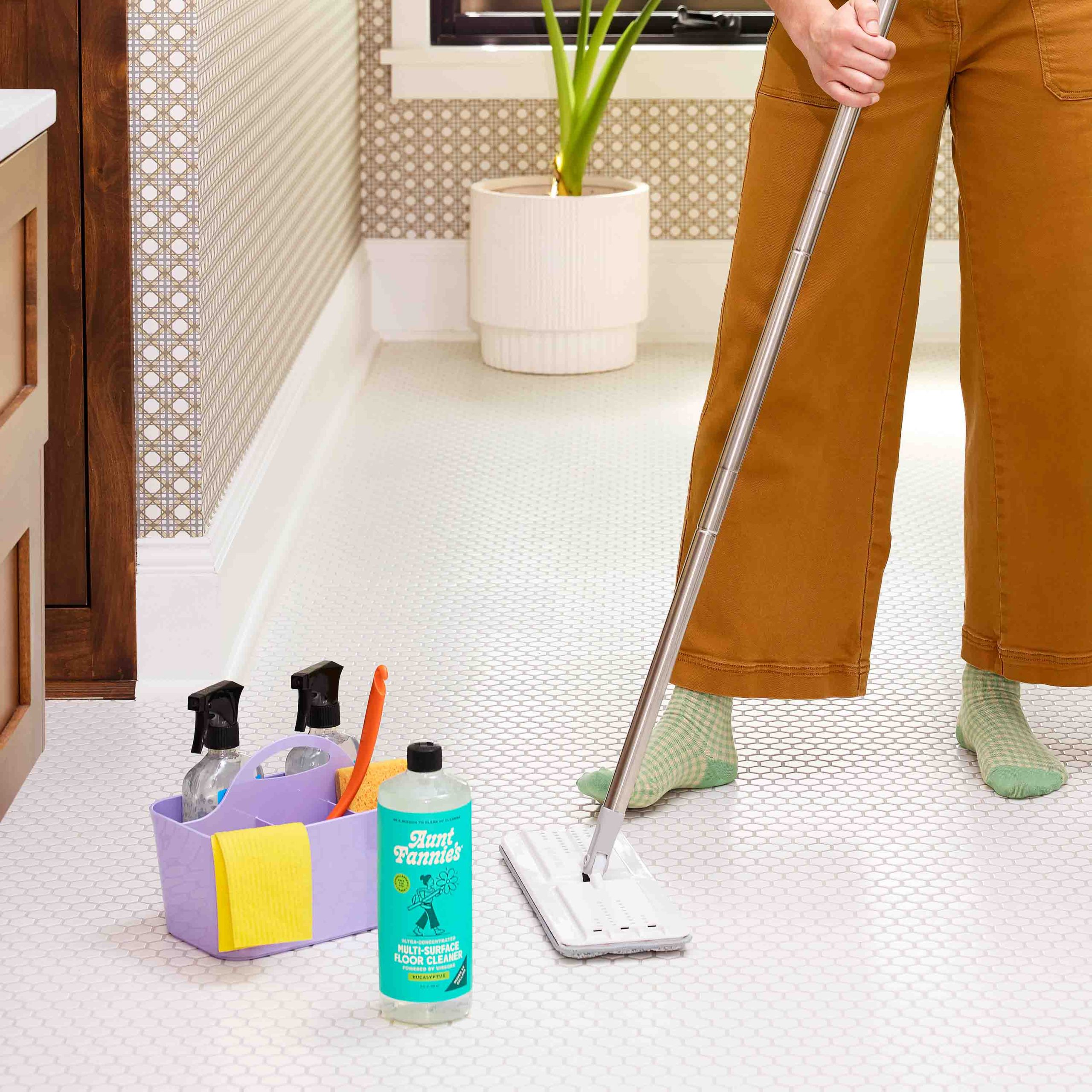 AF_FloorCleaner_Eucalyptus_Lifestyle2-1.jpg