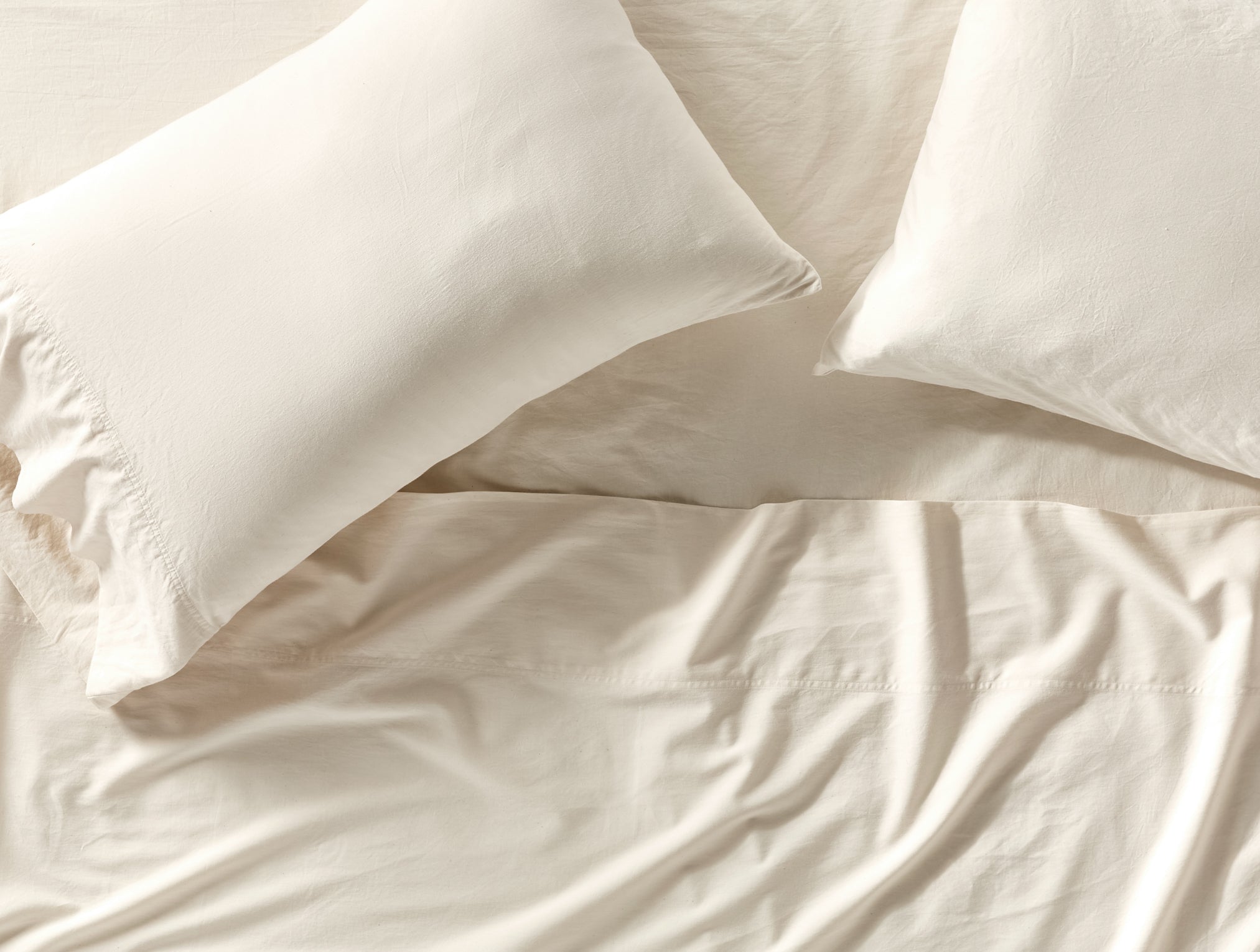 CoyuchiClassicOrganicSateenSheetSet_Undyed_lifestyledetail.jpg