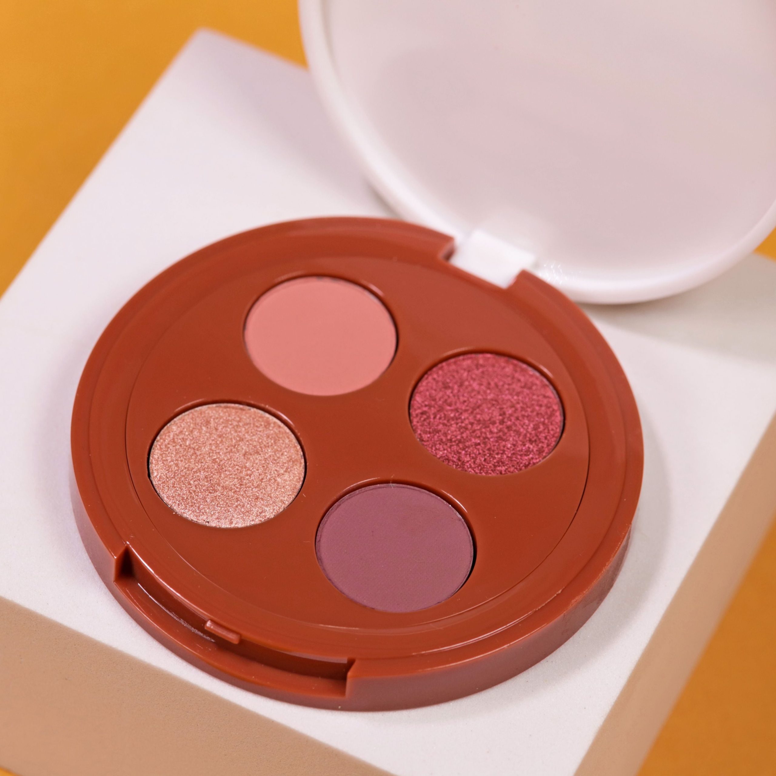EFF_EYESHADOWPALETTE_AMERICANCHEESECAKE_LIFESTYLE1.jpg