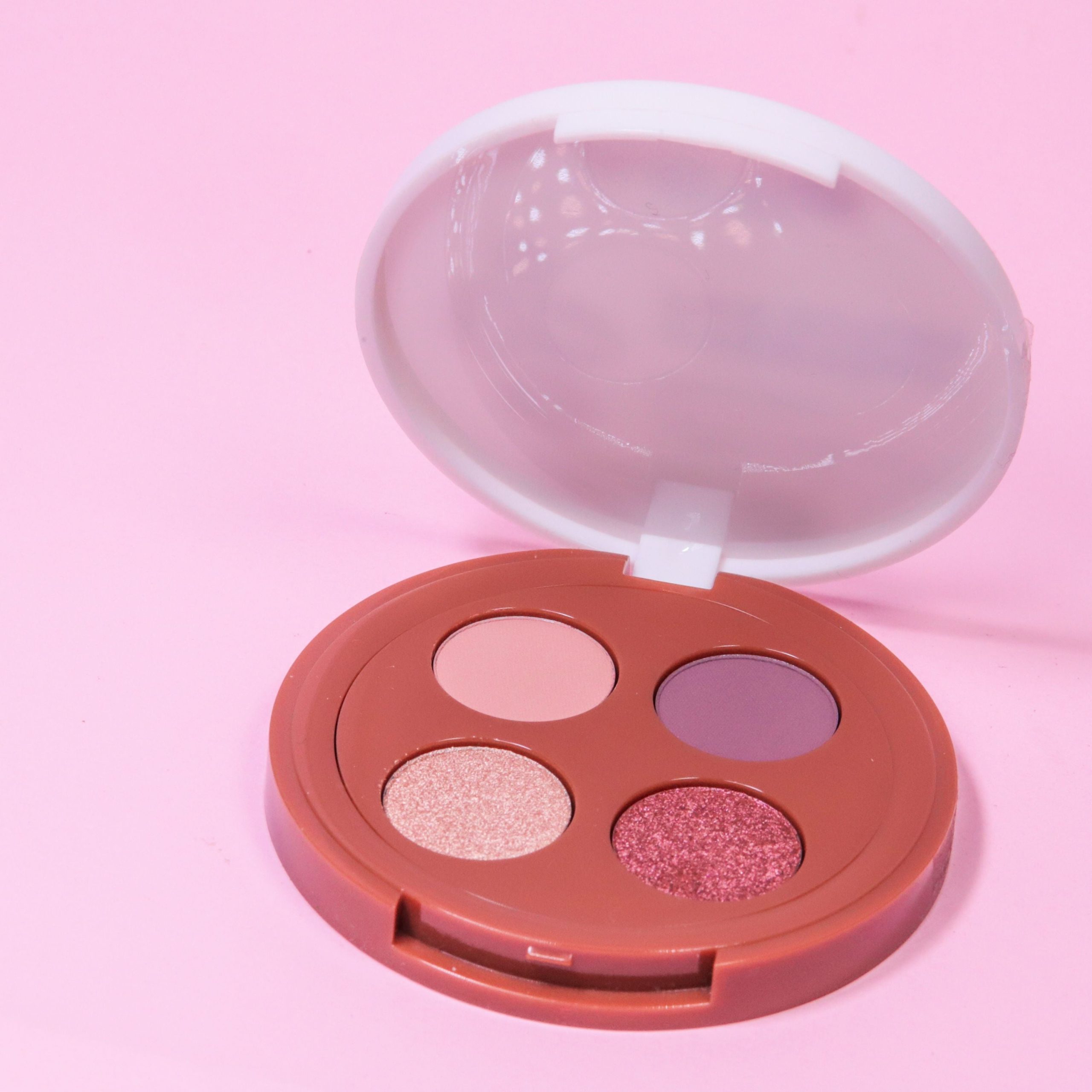 EFF_EYESHADOWPALETTE_AMERICANCHEESECAKE_LIFESTYLE2.jpg
