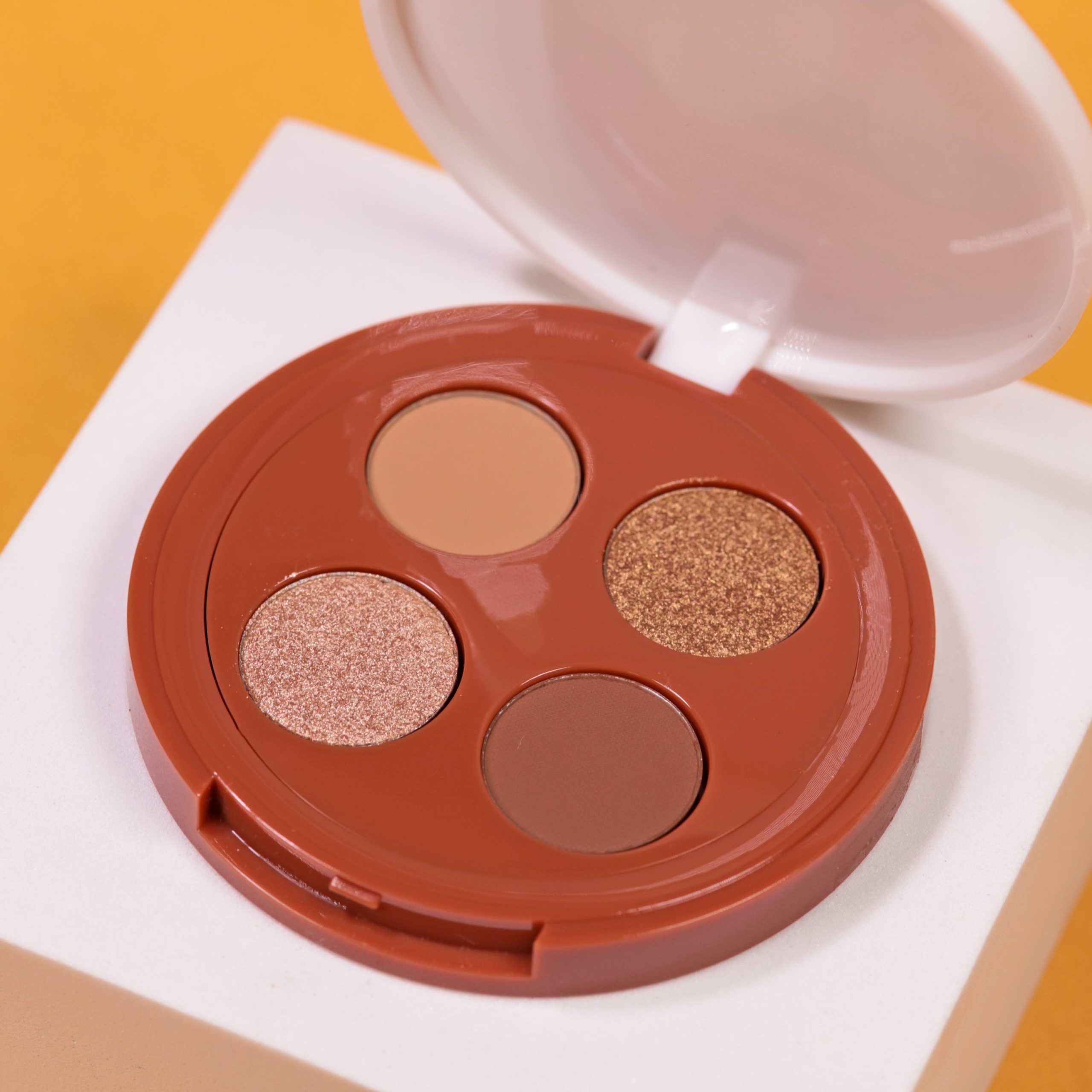 EFF_EYESHADOW_FRAPPUCCINO_LIFESTYLE2.jpg