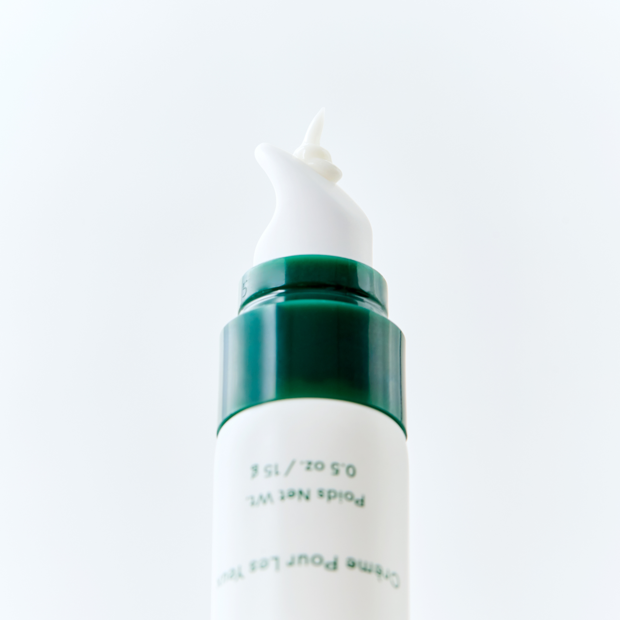 EyeHeroBio-RetinolSmoothingEyeCream_628110639530_Lifestyle.png