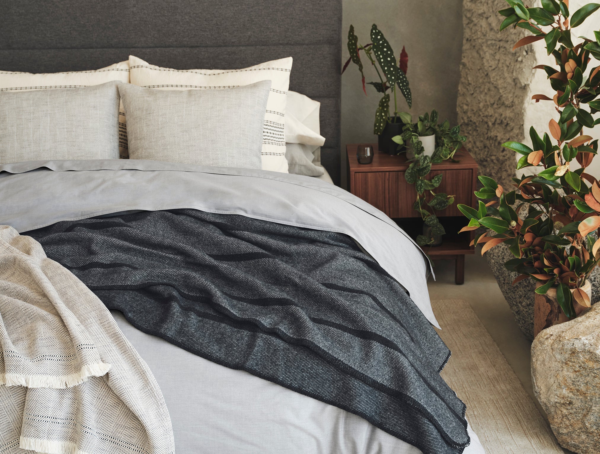FA25_EEcom_CrinkledPercaleBed_GraphiteChambray_B_063_8cba1d50-ad5d-4d61-8e59-2ad57a7c2ccc.jpg