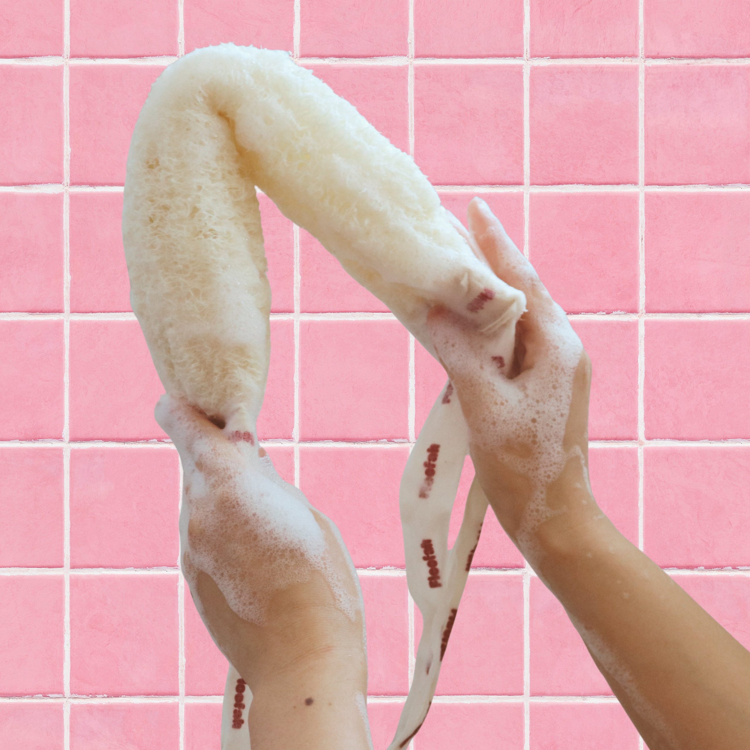 Floofah2-in-1ExfoliatingBackScrubber4Lifestyle1.jpg