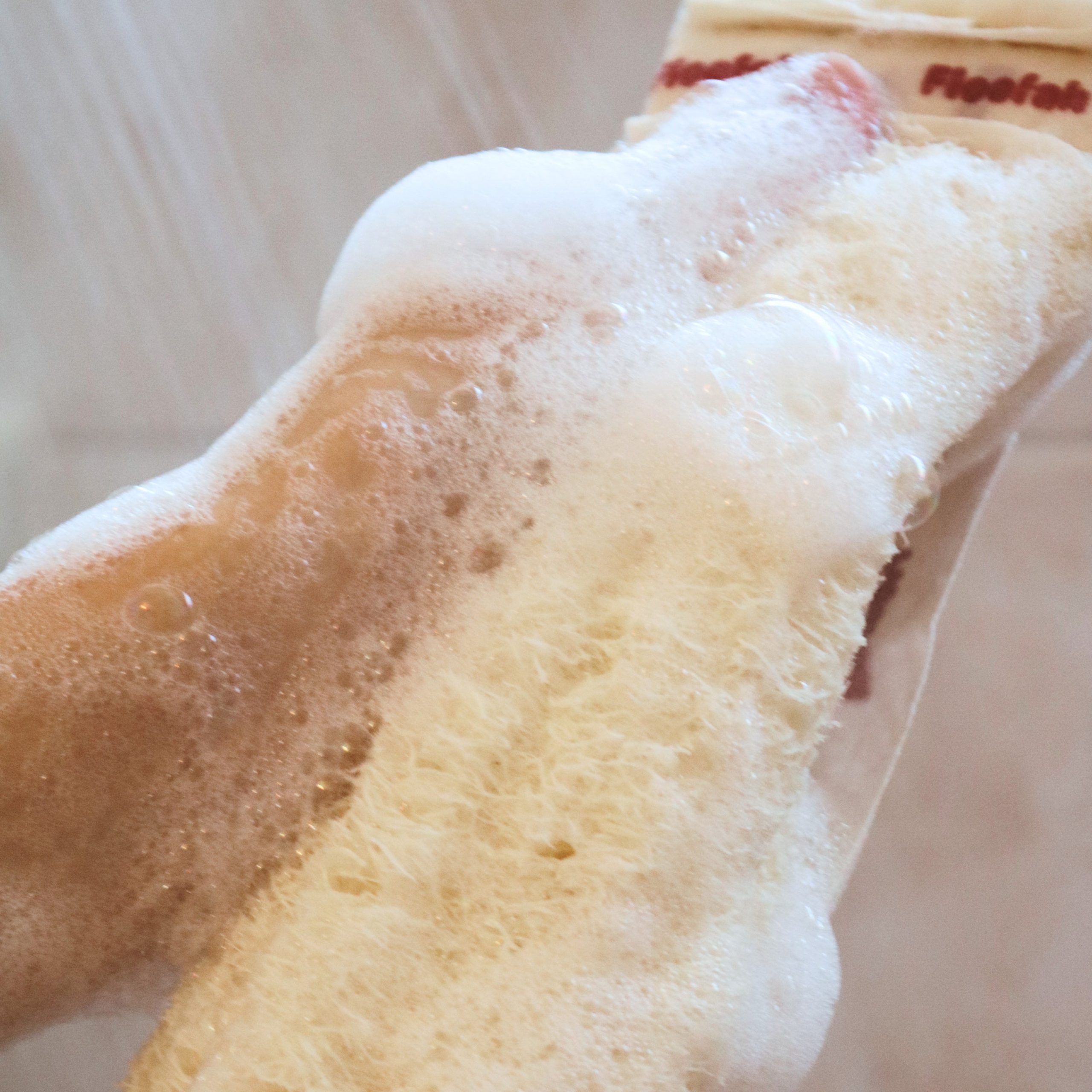 Floofah2-in-1ExfoliatingBackScrubber6Lifestyle3.jpg