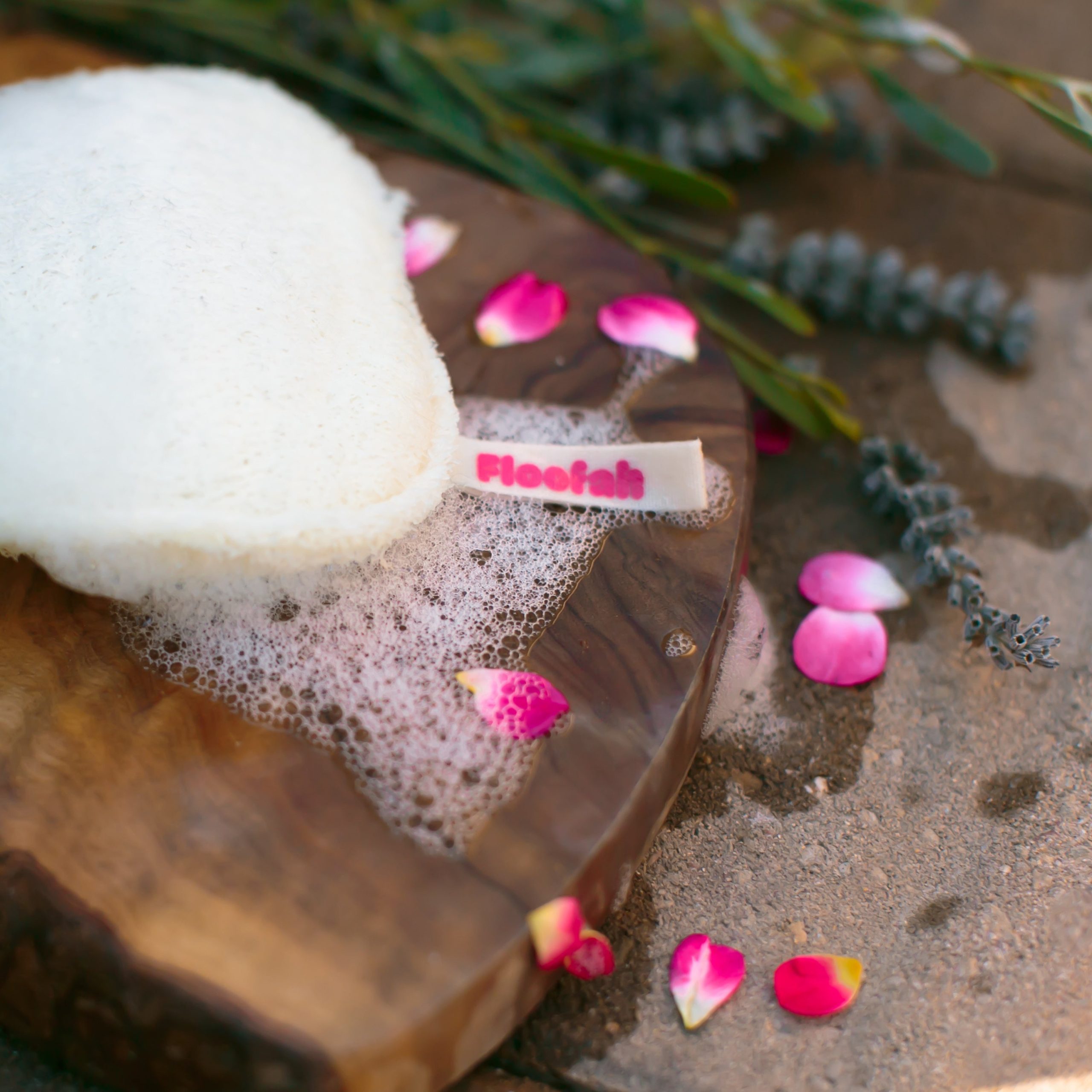 Floofah_Exfoliating_Loofah_Heart_4_Lifestyle_1.jpg