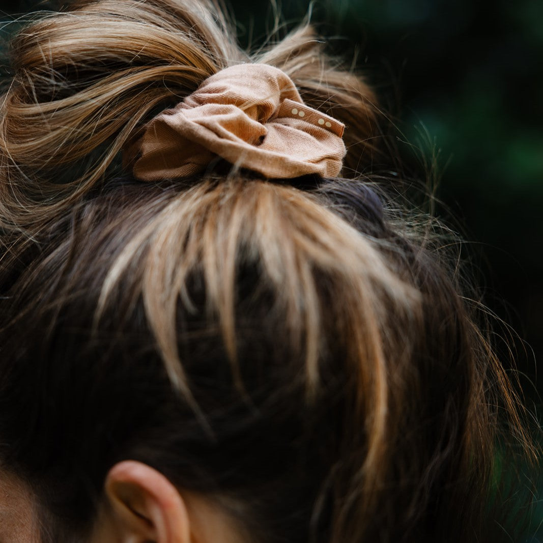 KOOSHOO_1104BSCMCB_Plastic-freeScrunchies_MacchiatoBrown_LIFESTYLE1.jpg