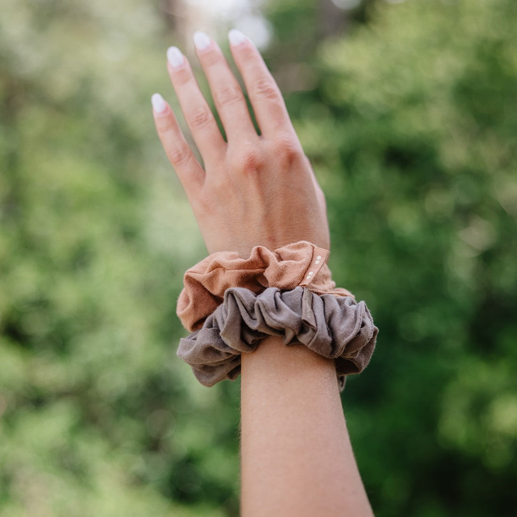 KOOSHOO_1104BSCMCB_Plastic-freeScrunchies_MacchiatoBrown_LIFESTYLE4.jpg