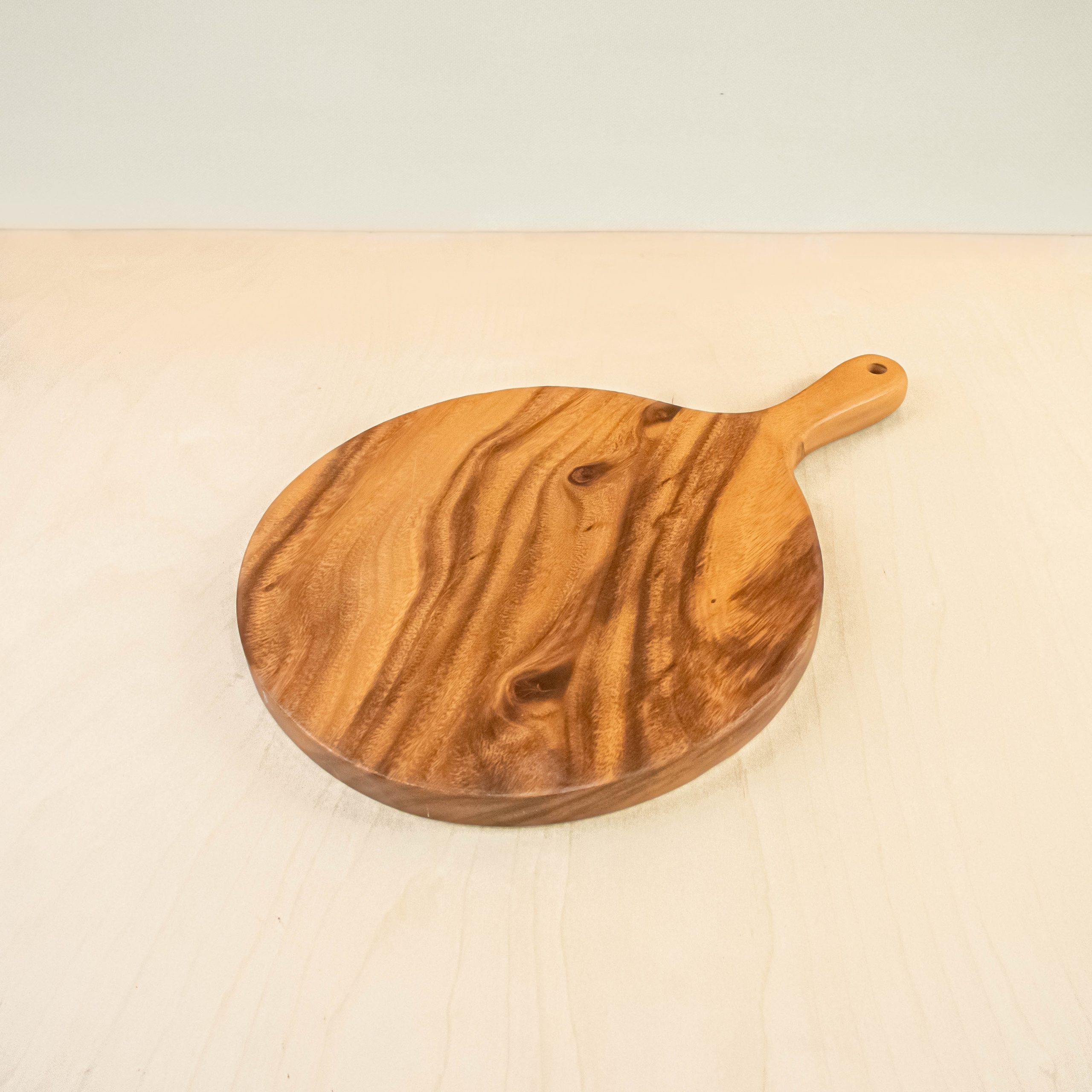 LIKHA_780008_Acacia-Cutting-Board-Round-with-handle-1.jpg