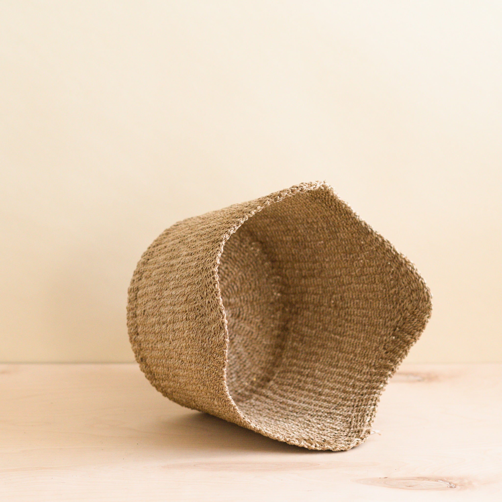 LIKHA_80020_Abaca-Scallop-Basket_Natural-4.jpg