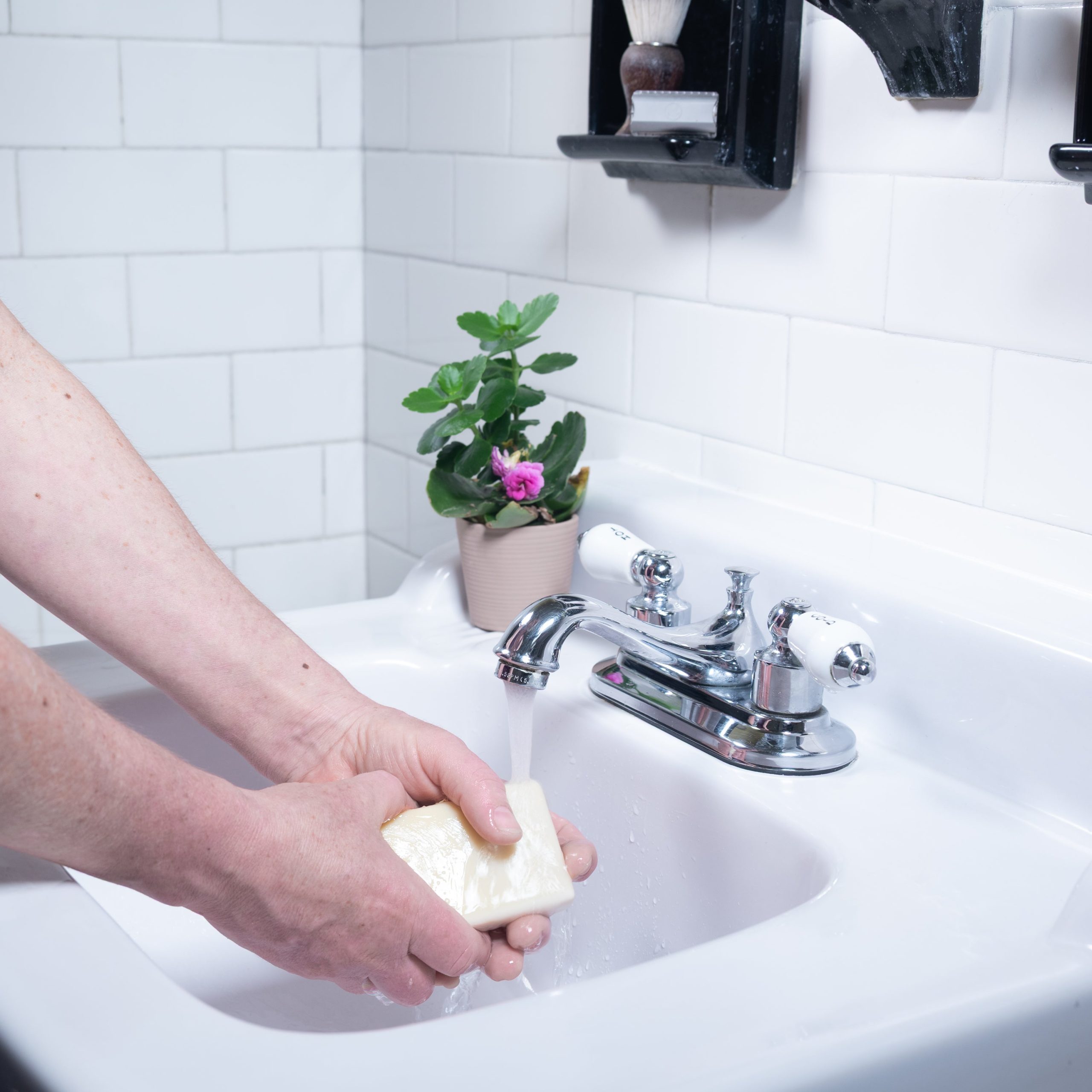 LovettSundries_PureOliveOilSoap_Lifestyle_01.jpg