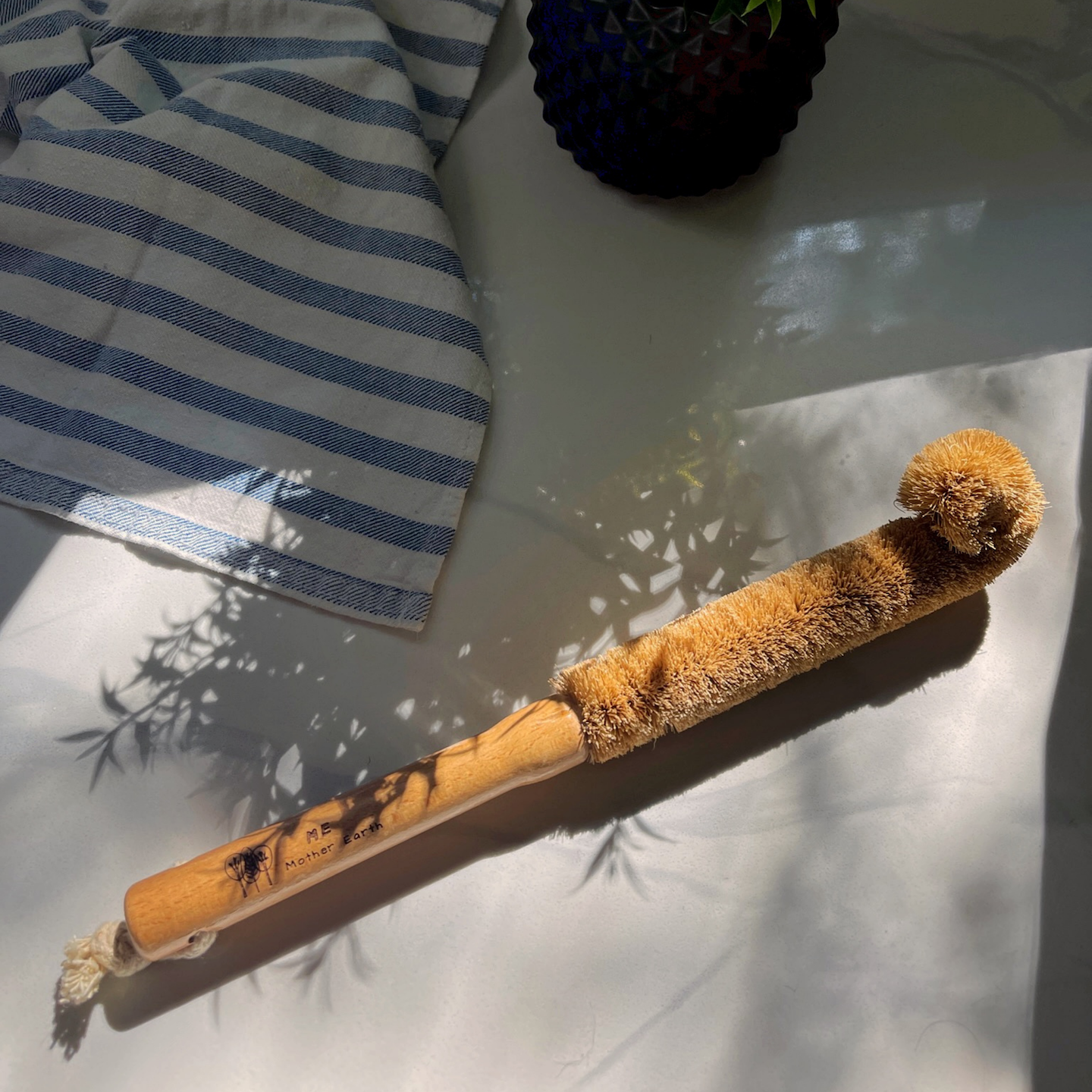 MME_CoconutBottleBrush_Lifestyle2.png