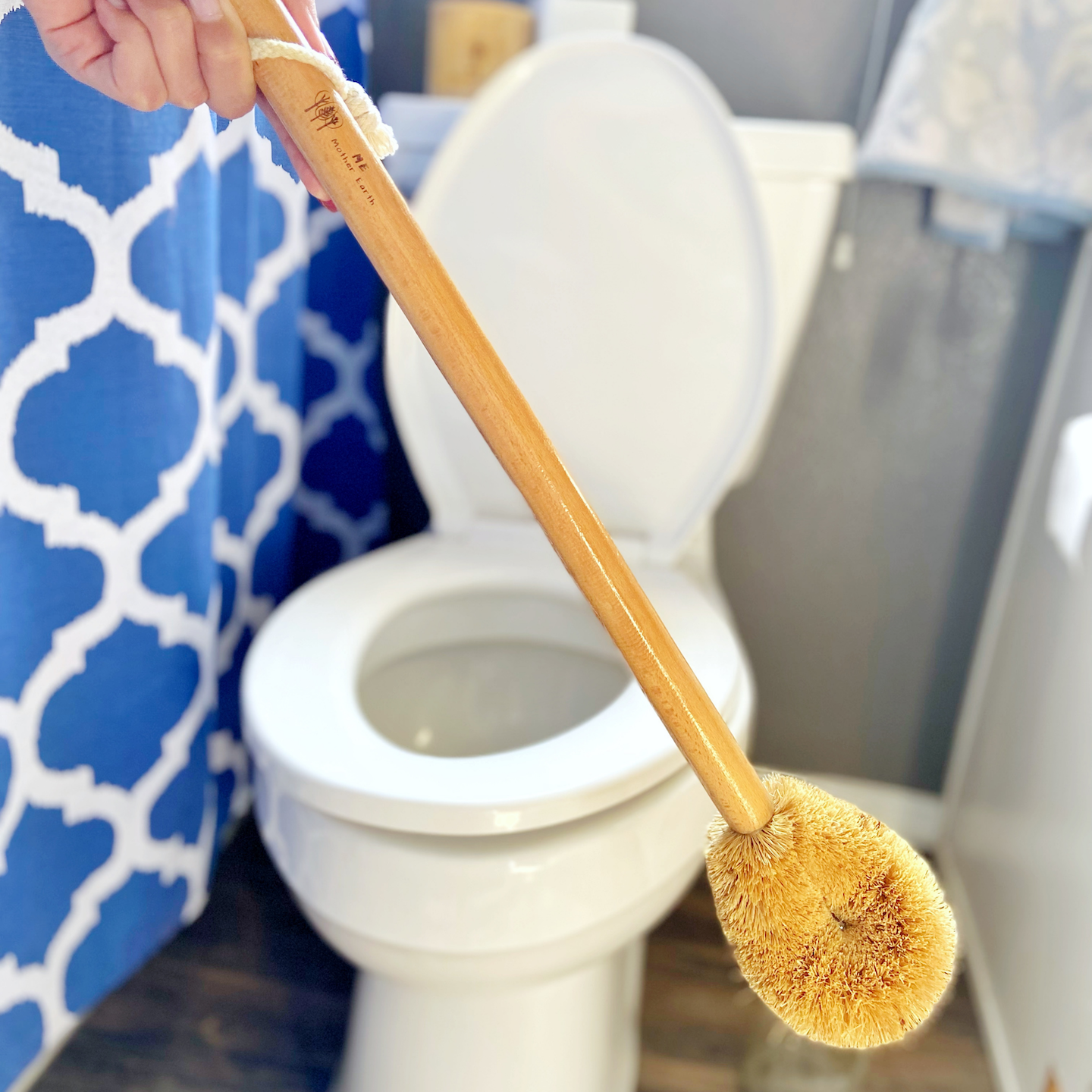 MME_CoconutToiletBrush_Lifestyle2.png