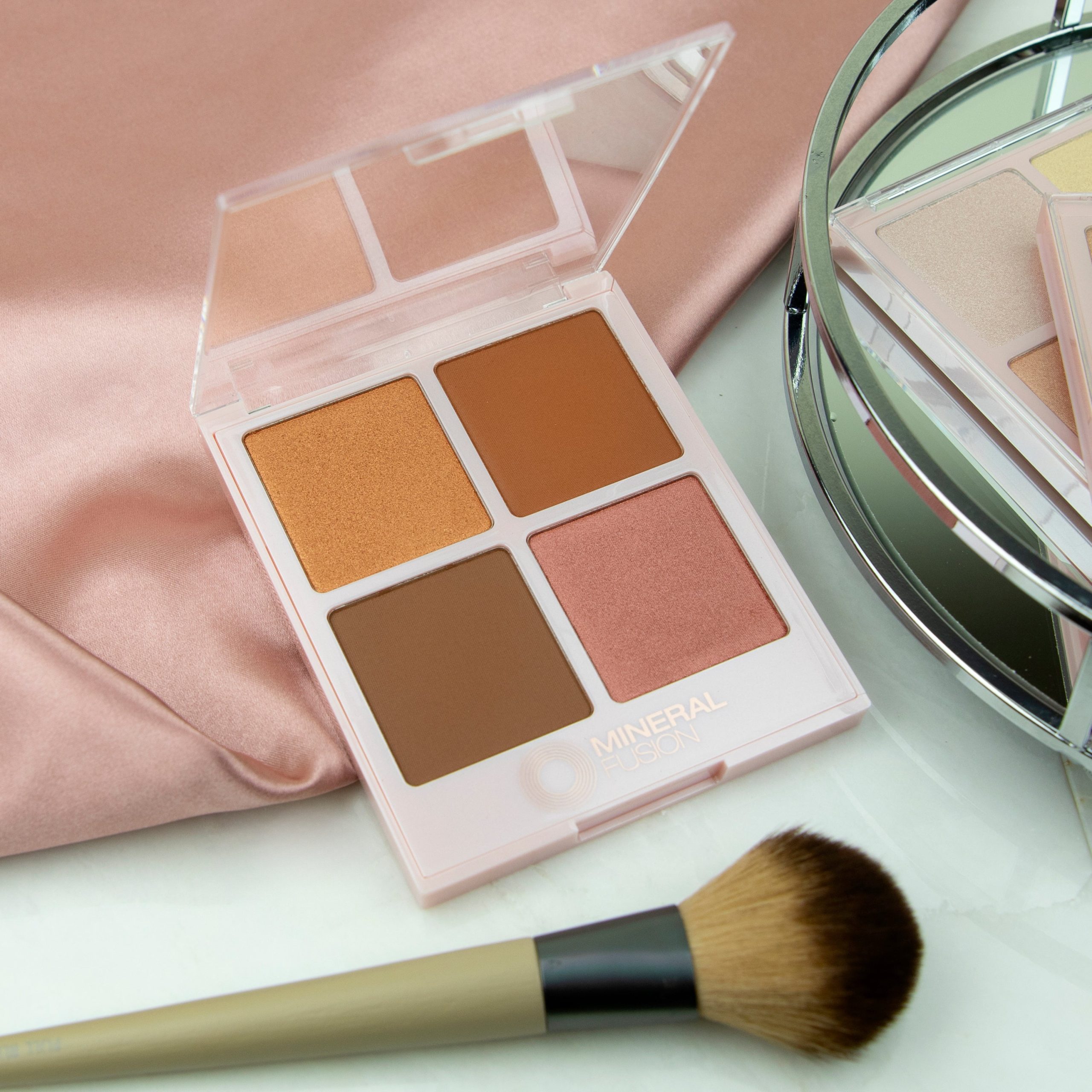 MineralFusion_ComplexionPalette_Nightlife_Lifestyle.jpg