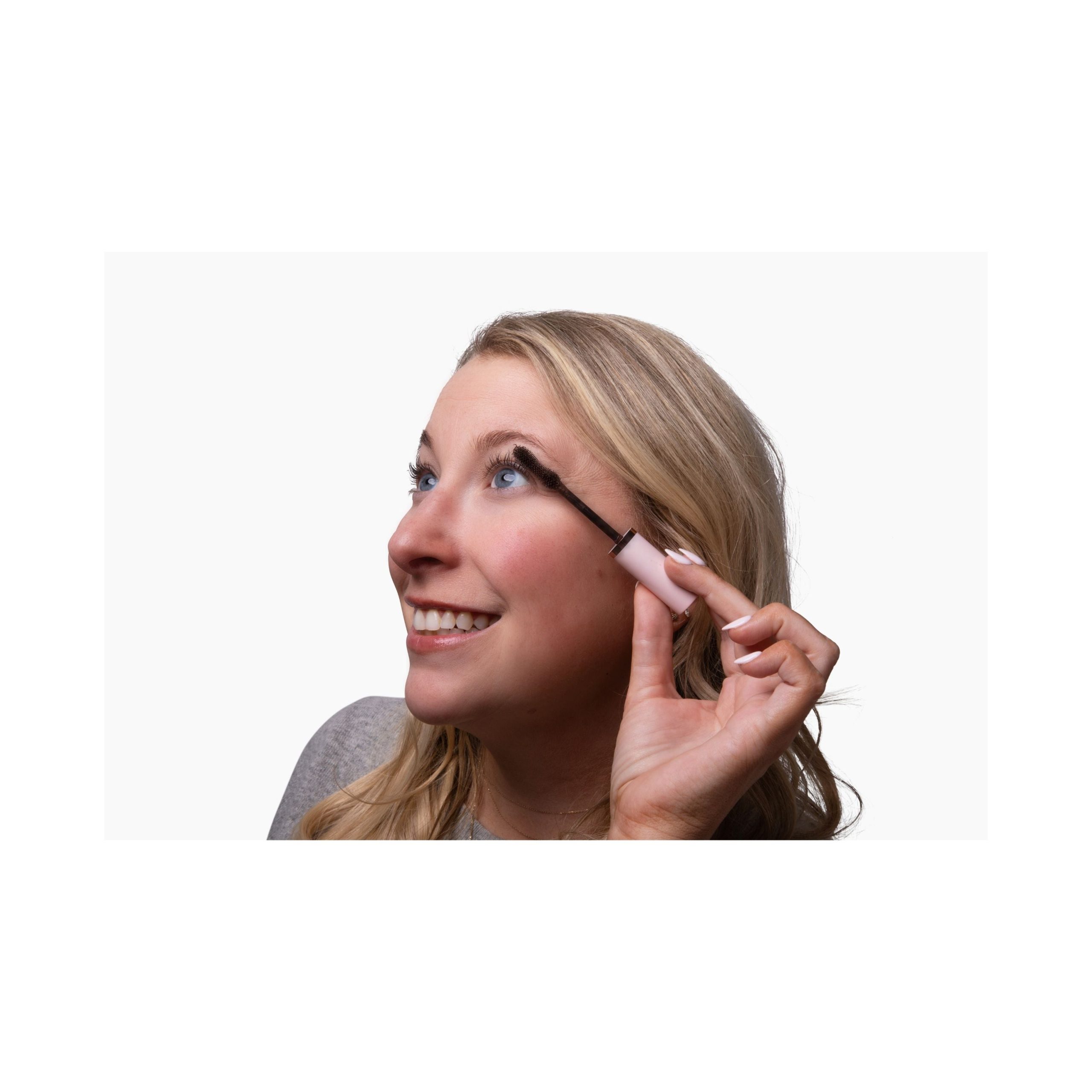 MineralFusion_SoClassyMascara_DarkBrown_Lifestyle.jpg