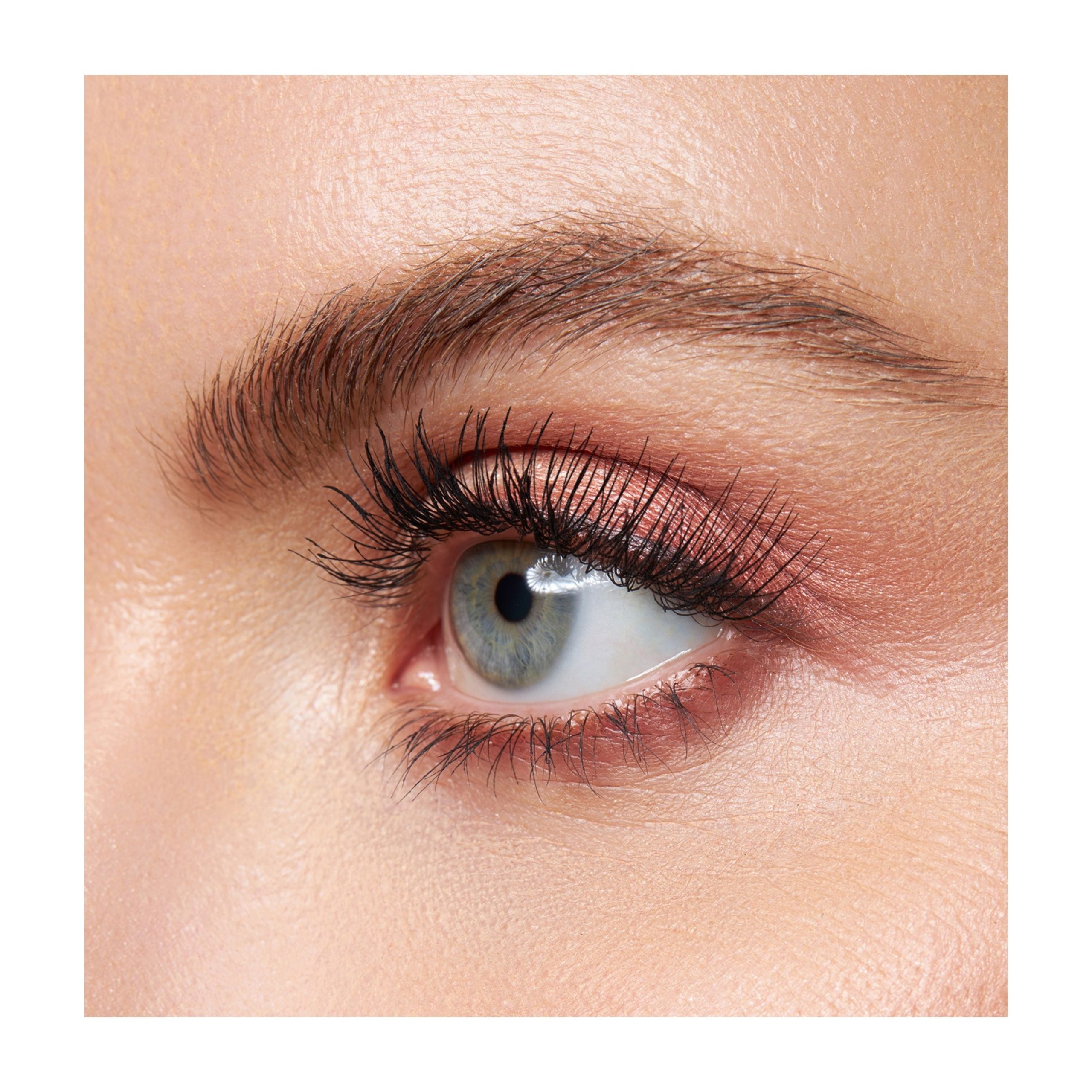 MineralFusion_SoClassyMascara_JetBlack_Lifestyle.jpg
