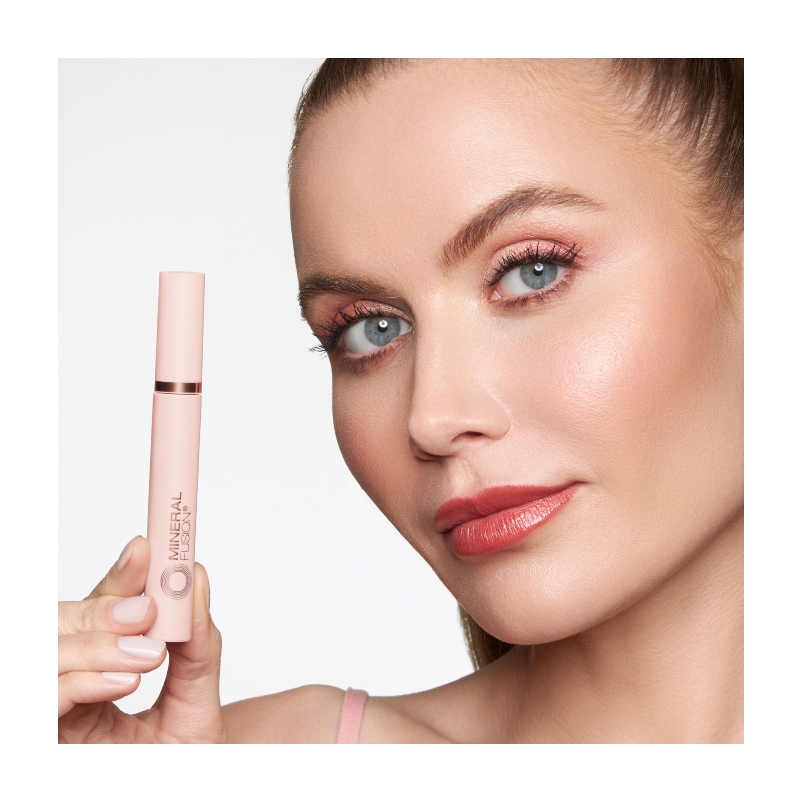 MineralFusion_SoClassyMascara_JetBlack_Lifestyle2.jpg