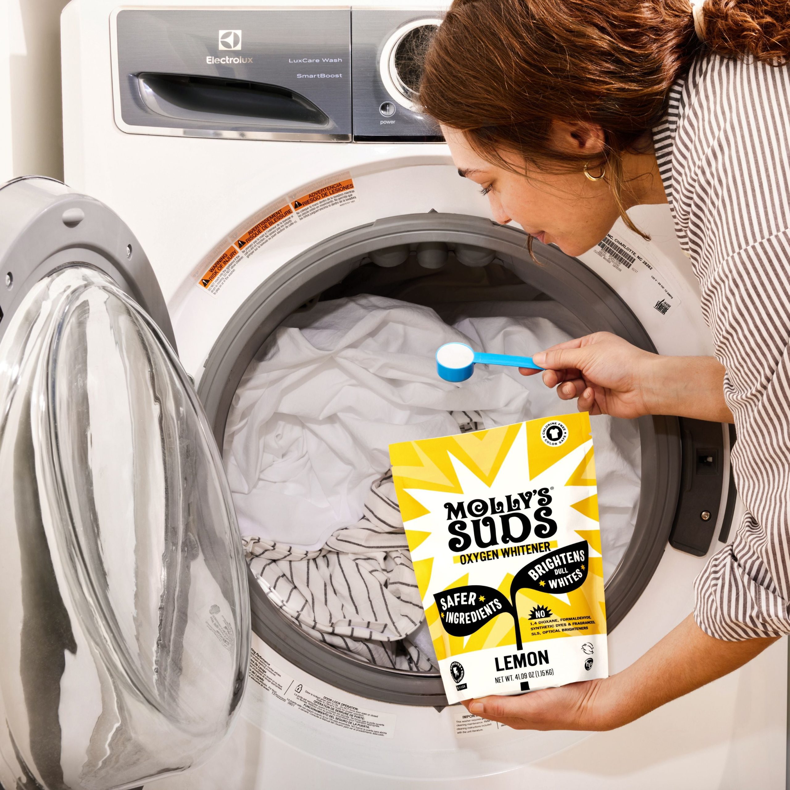 Molly_sSuds_OxygenWhitener_Lemon_Lifestyle2.jpg