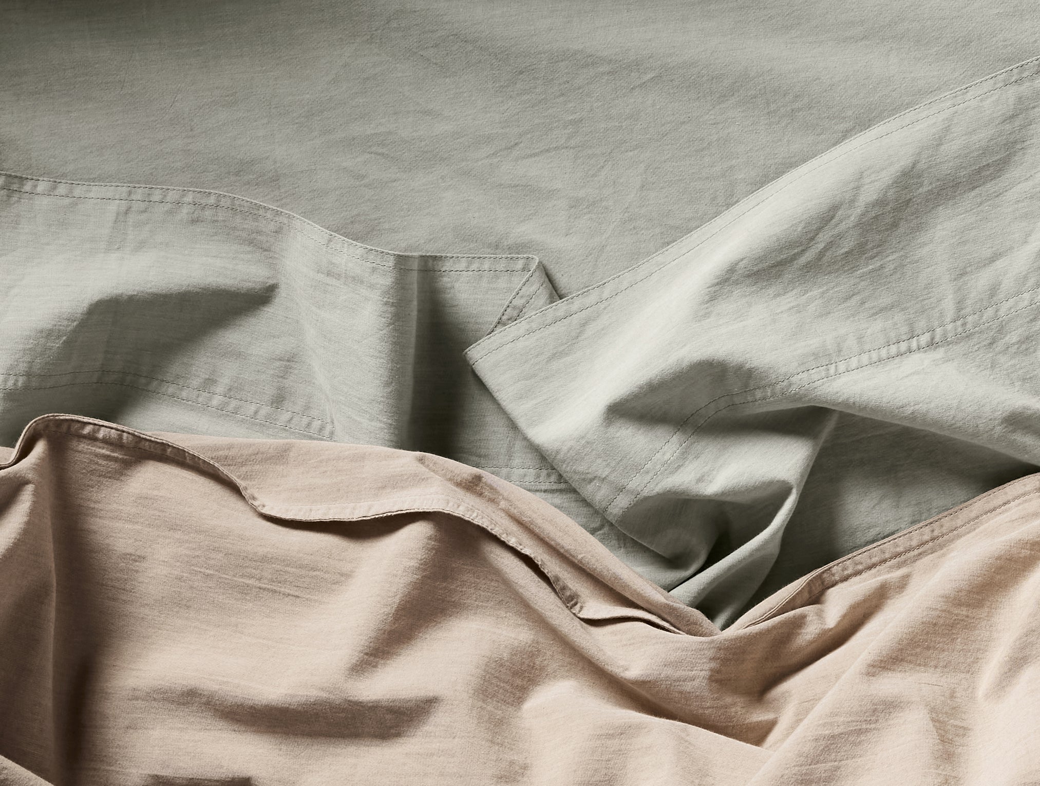 PDP_CrinkledPercale_Sheets_LaurelChambray_C_SP22_1977_1_ac3d2893-7e0a-4ba1-87e4-e9c422698b41.jpg