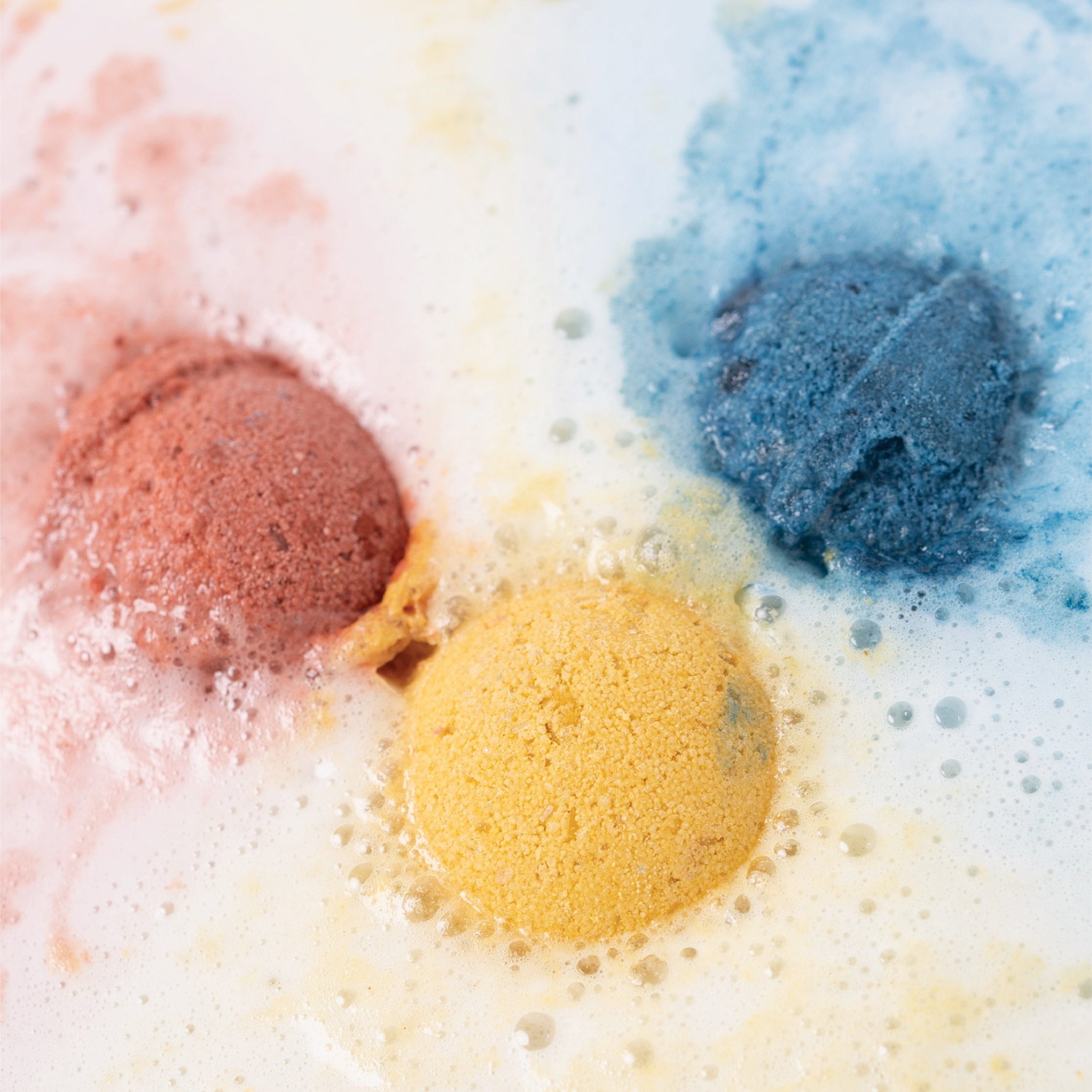 Pacha_KidsColorMixingBathBombs_Lifestyle.jpg
