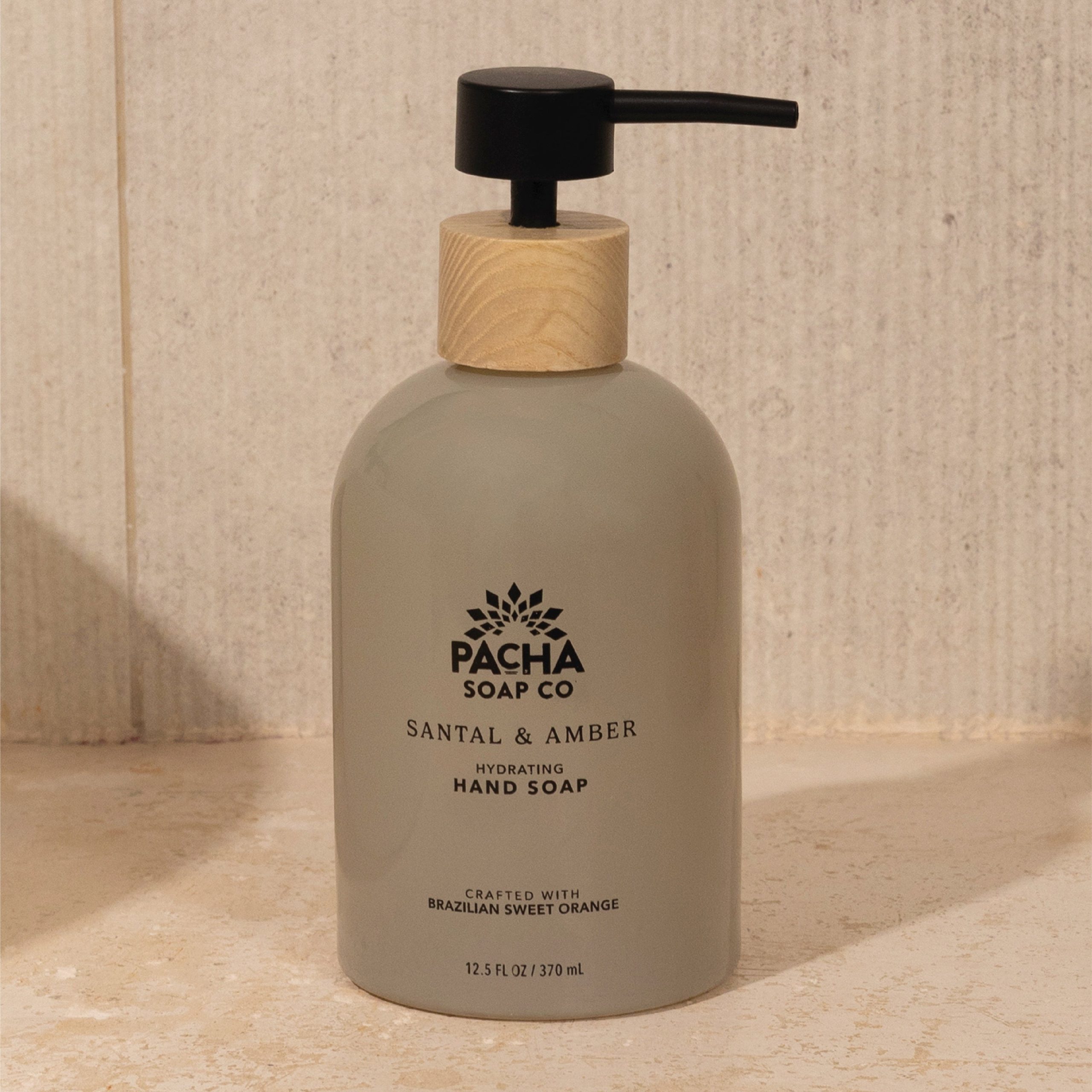 Pacha_LiquidHandSoap-Santal_Amber_Lifestyle.jpg