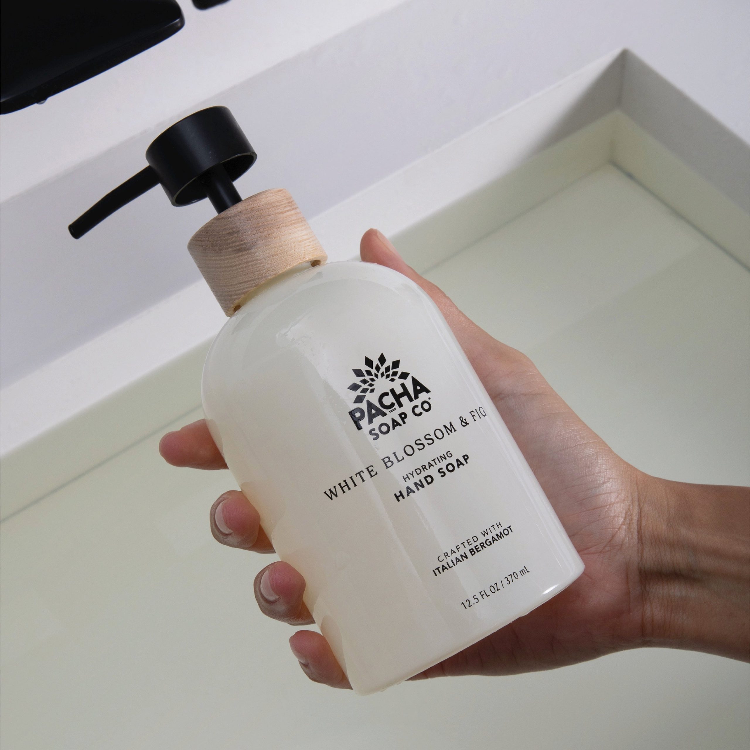 Pacha_LiquidHandSoap_WhiteBlossom_Fig_Lifestyle.jpg