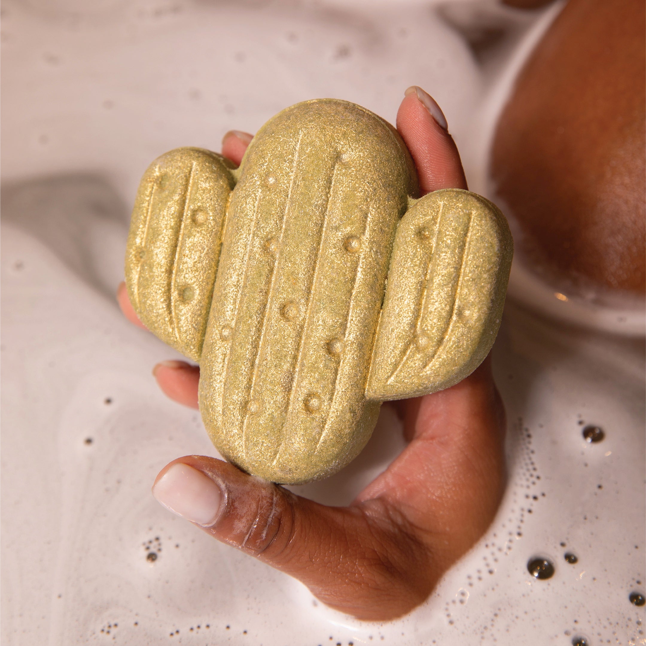 Pacha_Santal_Amber_Bath_Bomb_Santal_Amber_Lifestyle.jpg