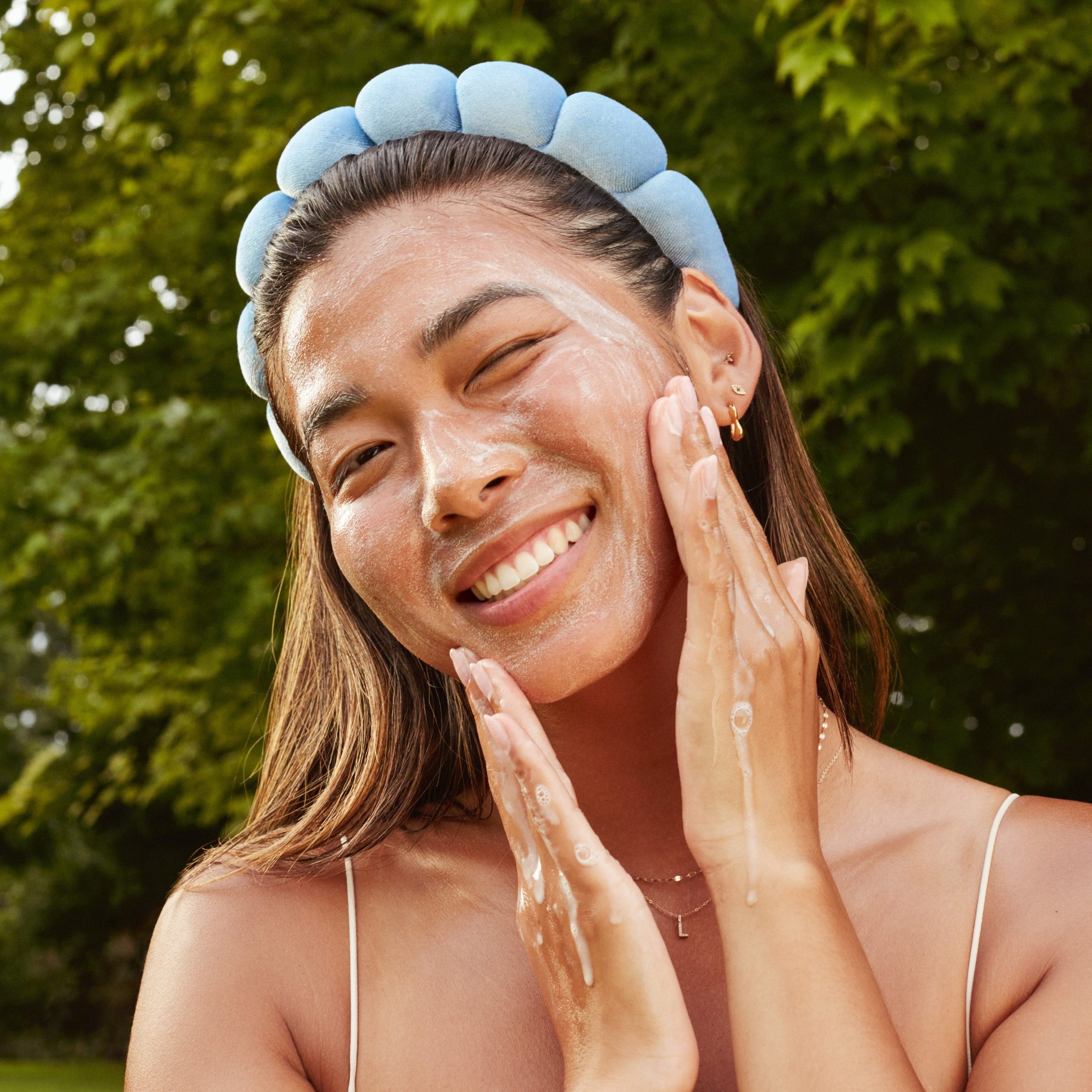 PurifyAloe_AminoAcidGelCleanser_628110639134_Model.jpg