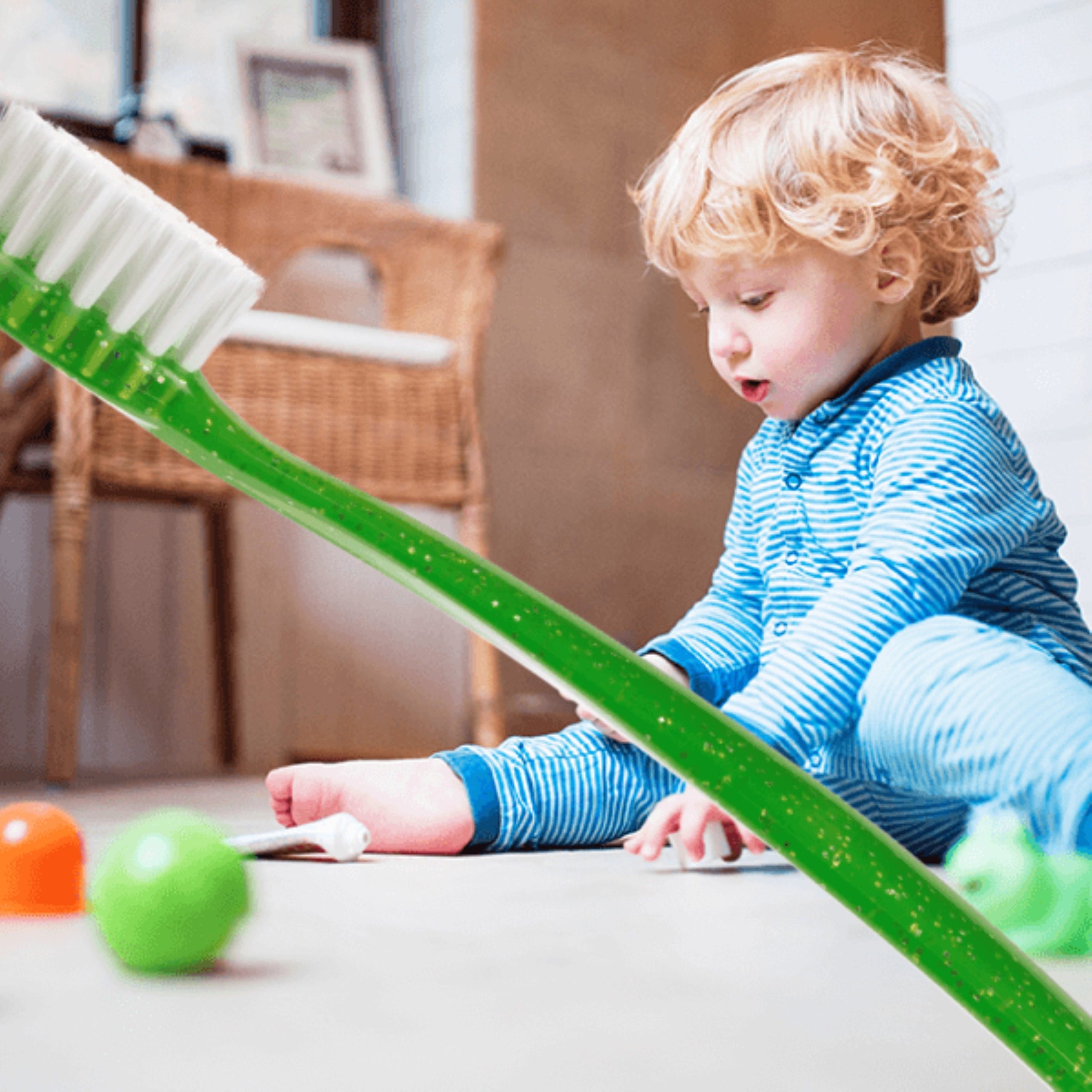 RADIUS_TotzToothbrush18mo__Lifestyle2.jpg