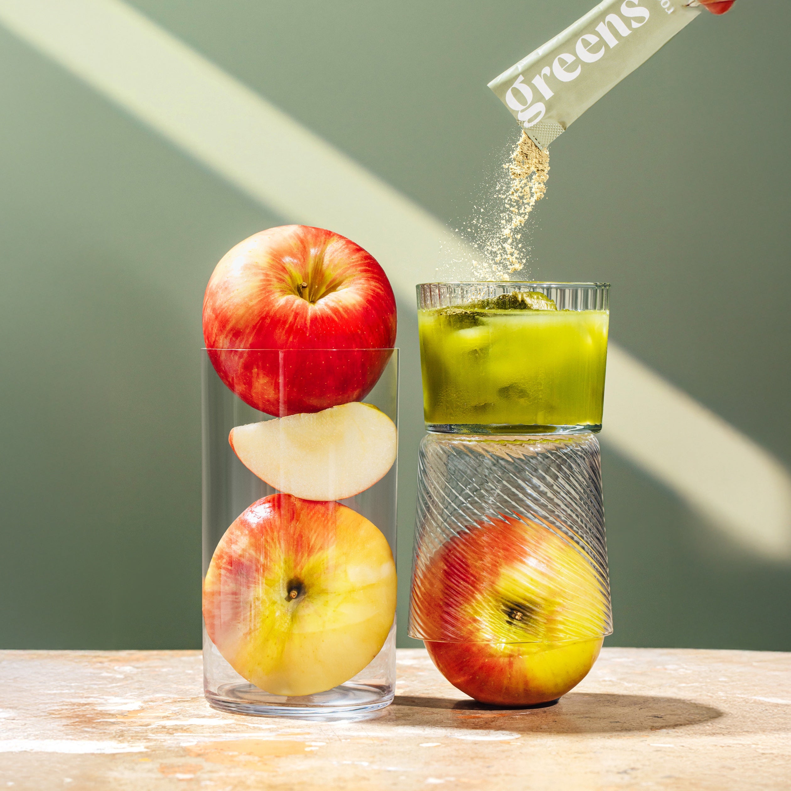 ROOKIEWELLNESS_GREENS_30CT_CRISPAPPLE_LIFESTYLE2.jpg