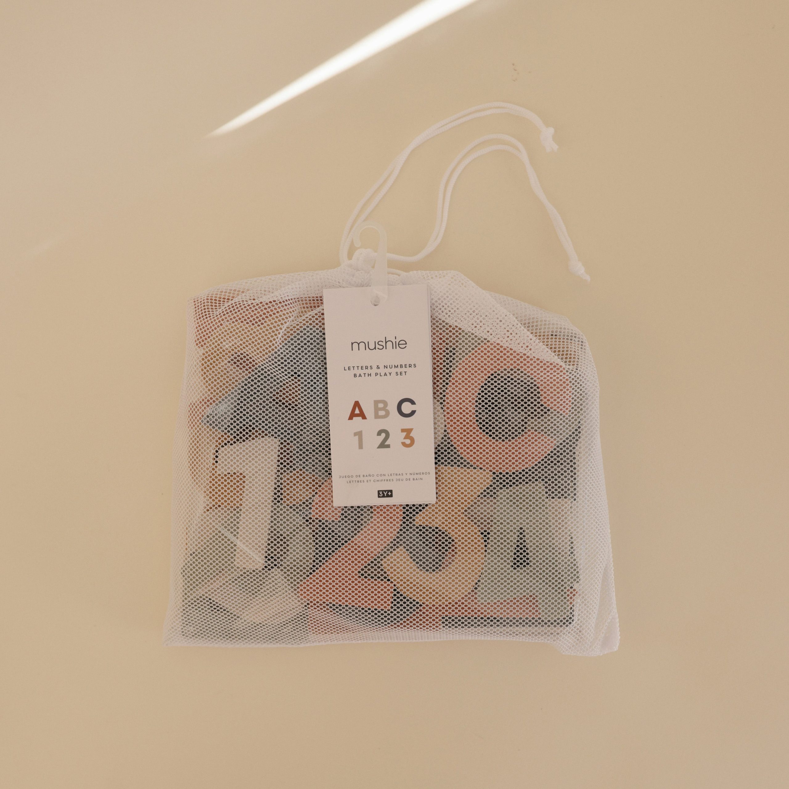 mushie_FoamLetters_NumbersBathPlaySet_Sol_02.jpg