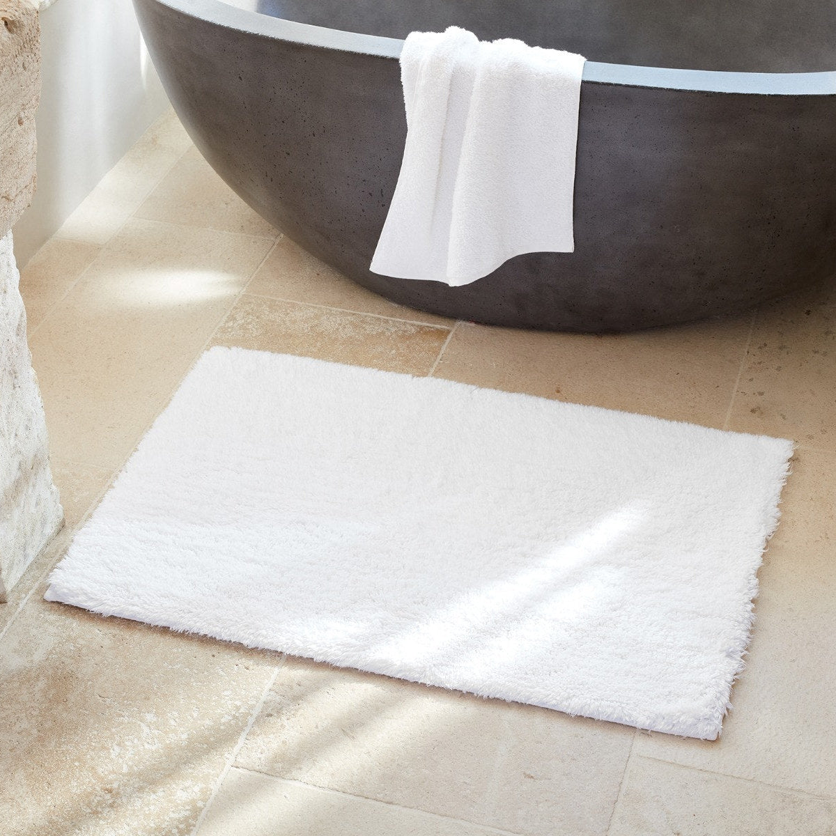 pdp_lifestyle_shag_bathmat_alpinewhite_a_sp21_0023_x_99ada554-07a0-442f-8603-e4b5763e242b.jpg