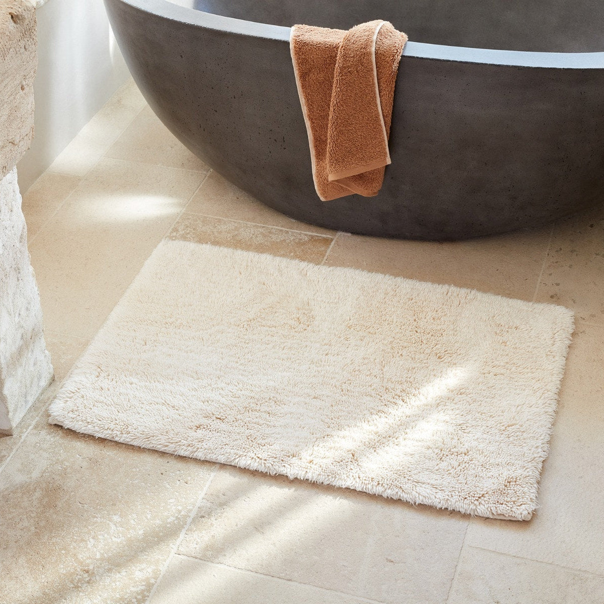 pdp_lifestyle_shag_bathmat_undyed_a_sp21_0018_x_b9ed84f6-3465-43a0-bcc3-599332c3aafe.jpg