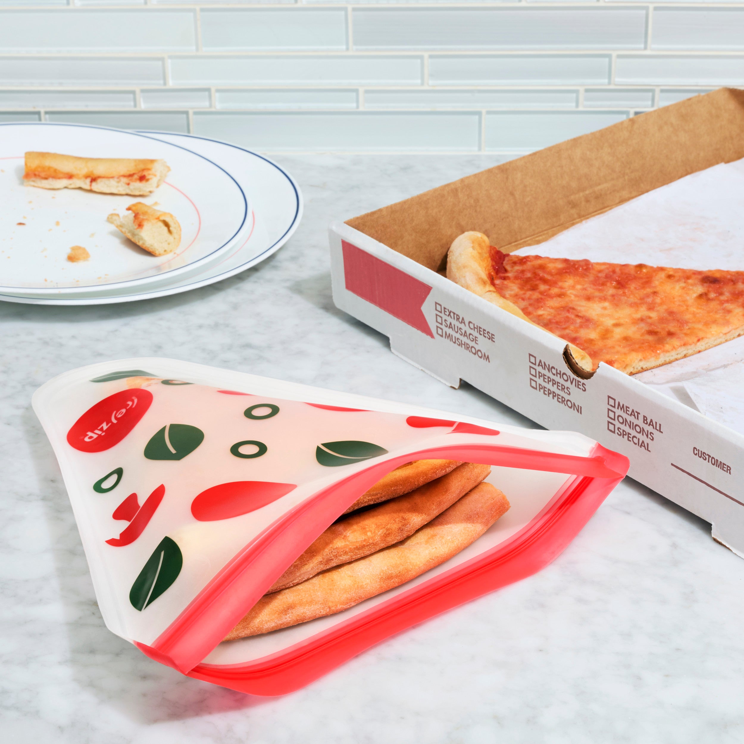 re_zip_AirtightPizzaSaverKit_Green-Red_2Pack_Lifestyle2.jpg