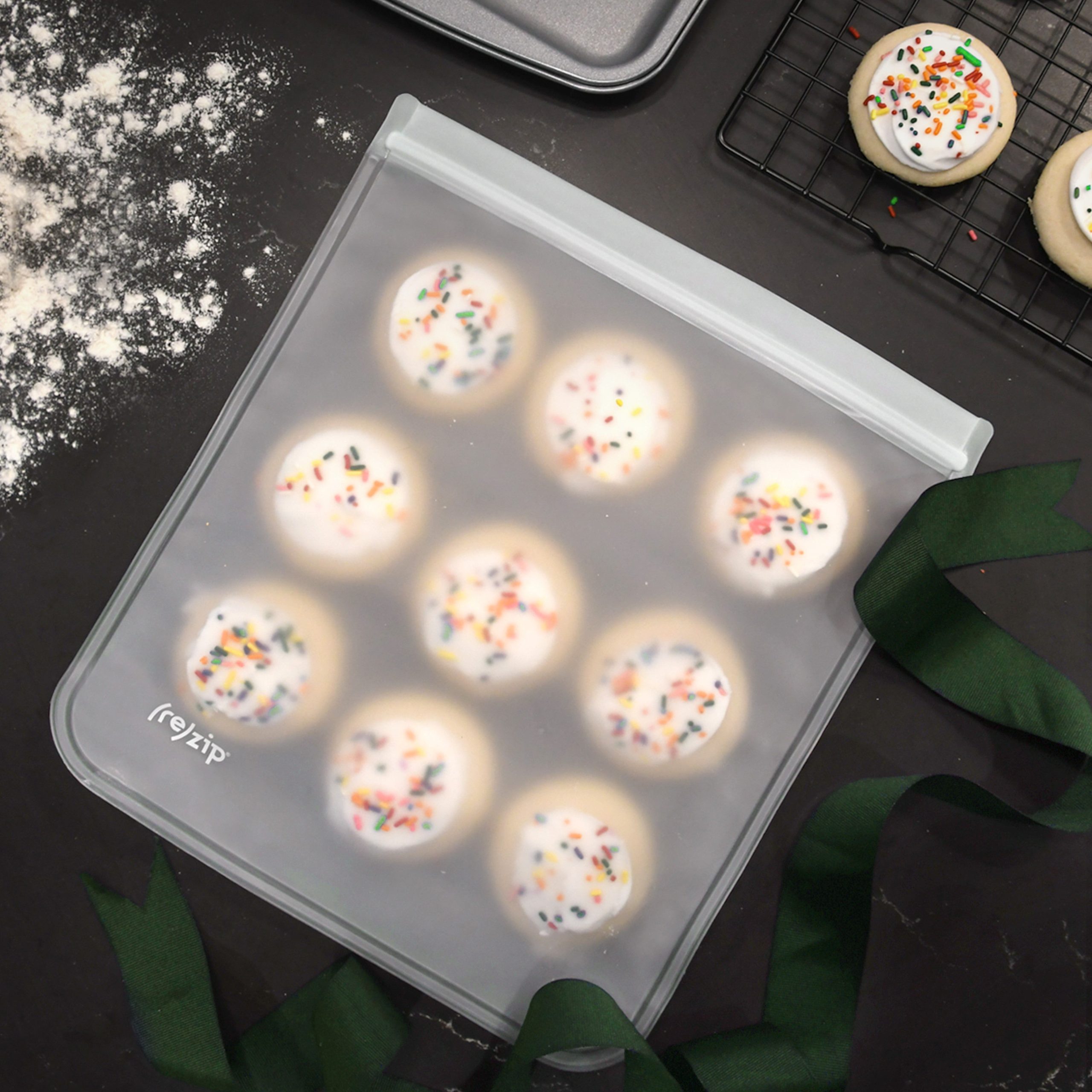 re_zip_ReusableLeakproofGallonBags_Clear_Gallon_3Pack_Cookies_Lifestyle1.jpg