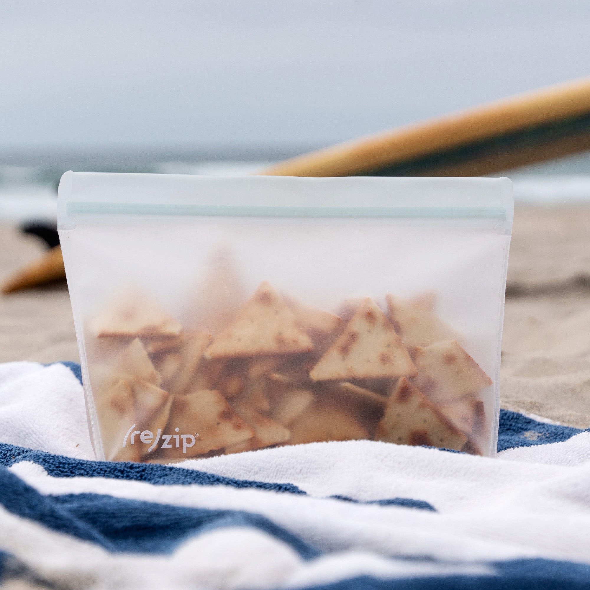 re_zip_ReusableLeakproofQuartStandUpBag_Clear_4Cup_Beach_Lifestyle.jpg