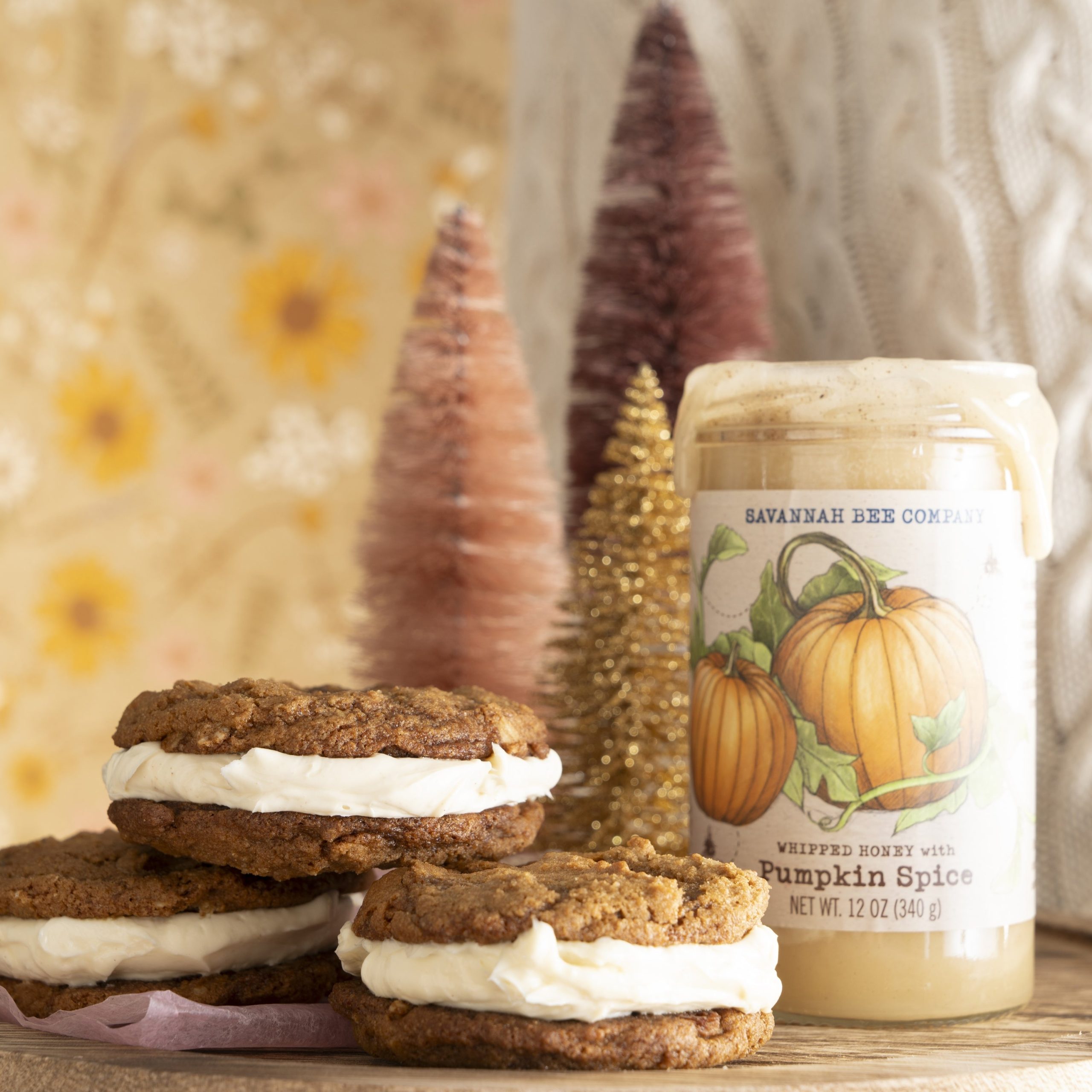 savbee_pumkin_spiced_oatmeal_cream_pie_cookie_002_1.jpg